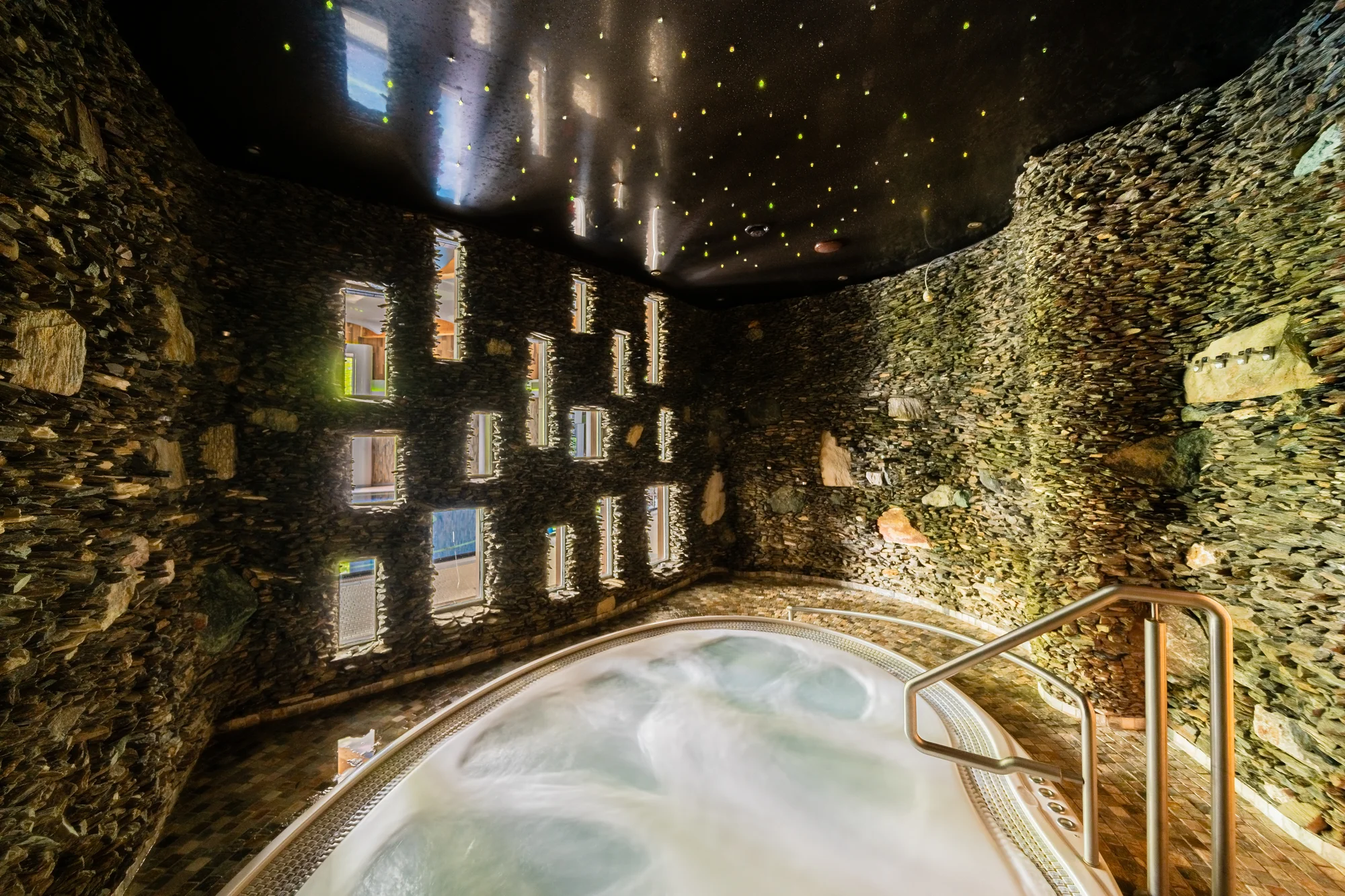 4* rodinný hotel s termálními lázněmi: polopenze, dětské hřiště i herna, 300 m od pláže
