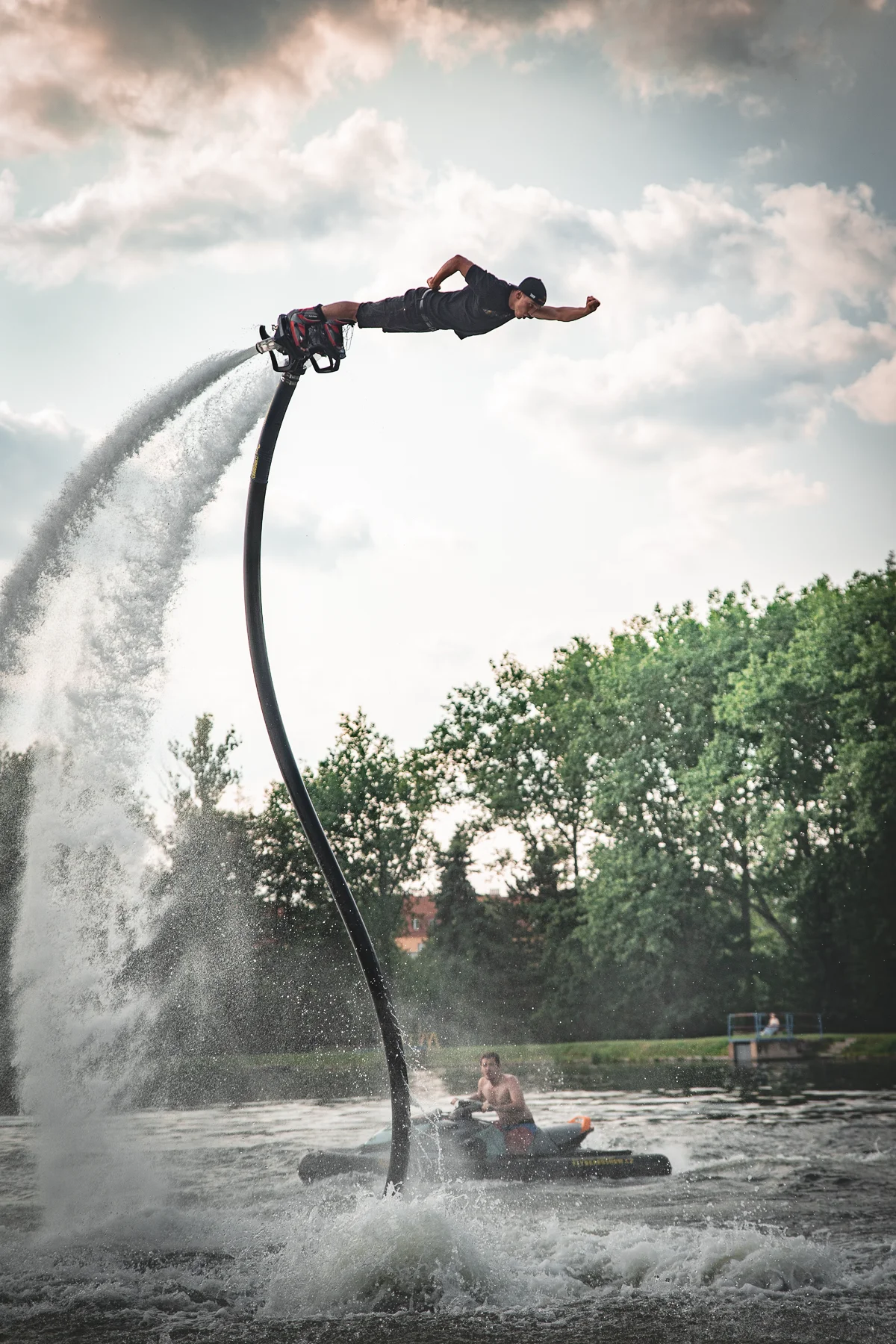 Zážitek na flyboardu na míru: tandemový let, dárková lekce či rozlučka se svobodou nebo jiná oslava
