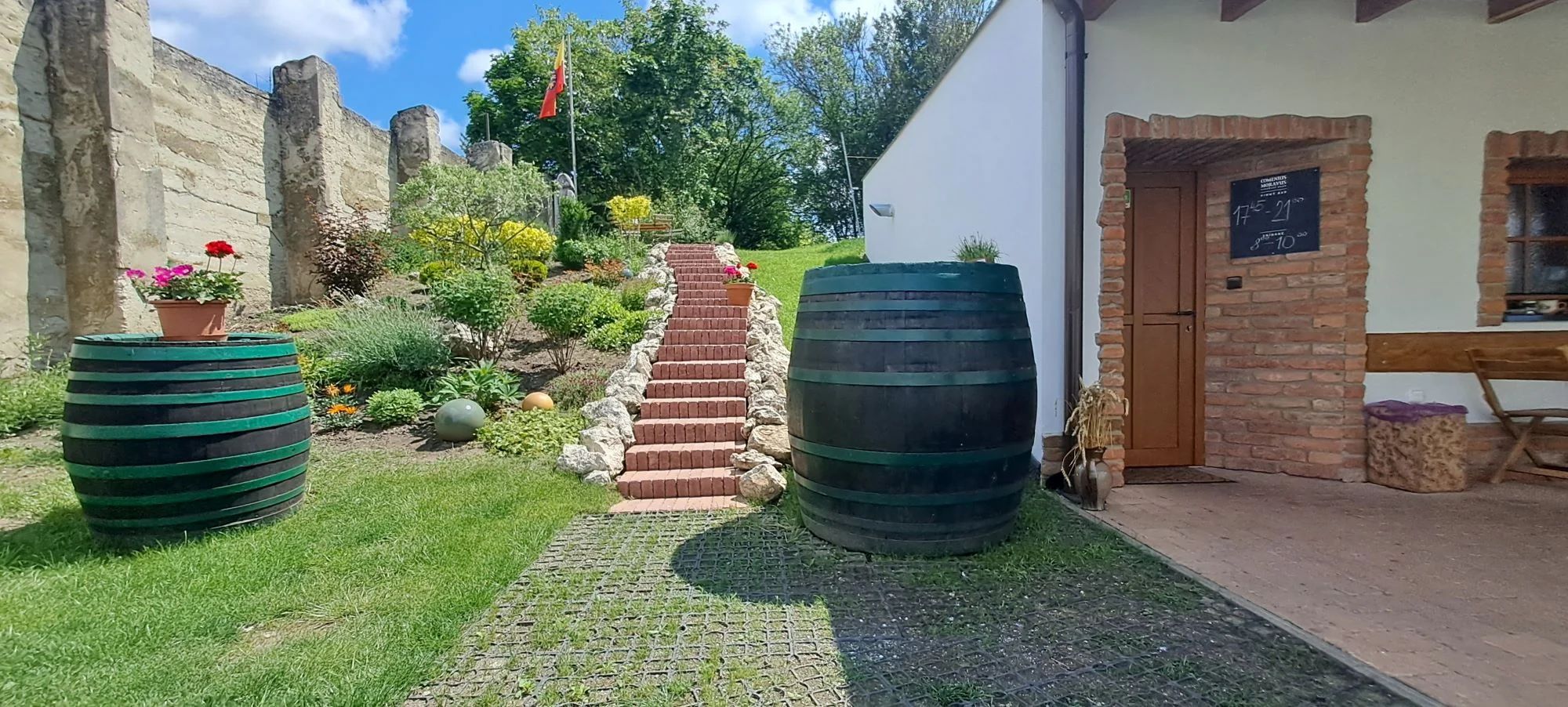 Dovolená na Moravě pro pár: penzion v Mikulově, degustace a košík s dobrotami