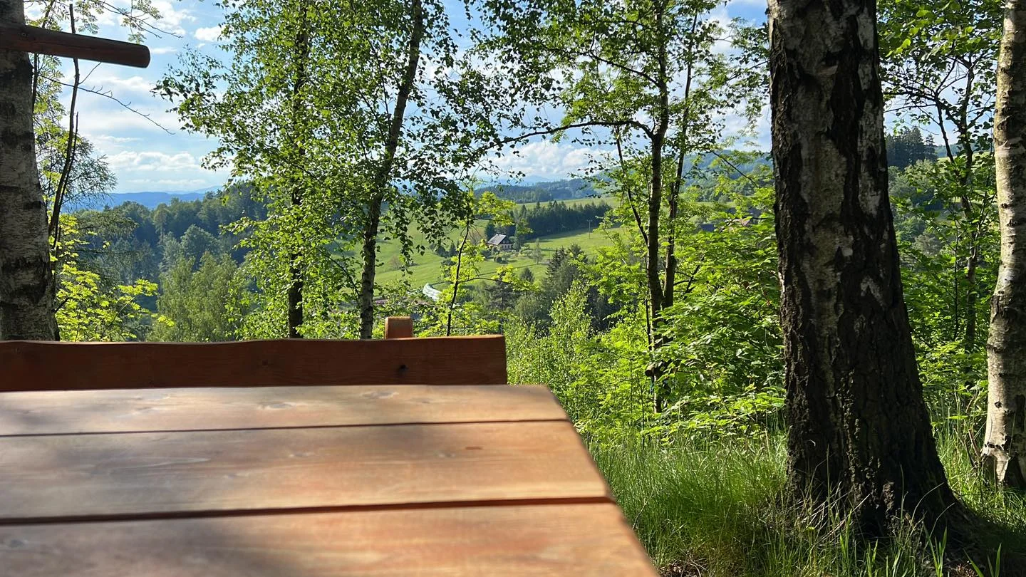 Netradiční relax v přírodě u Adršpachu: vybavená jurta se saunou pro pár i rodinu