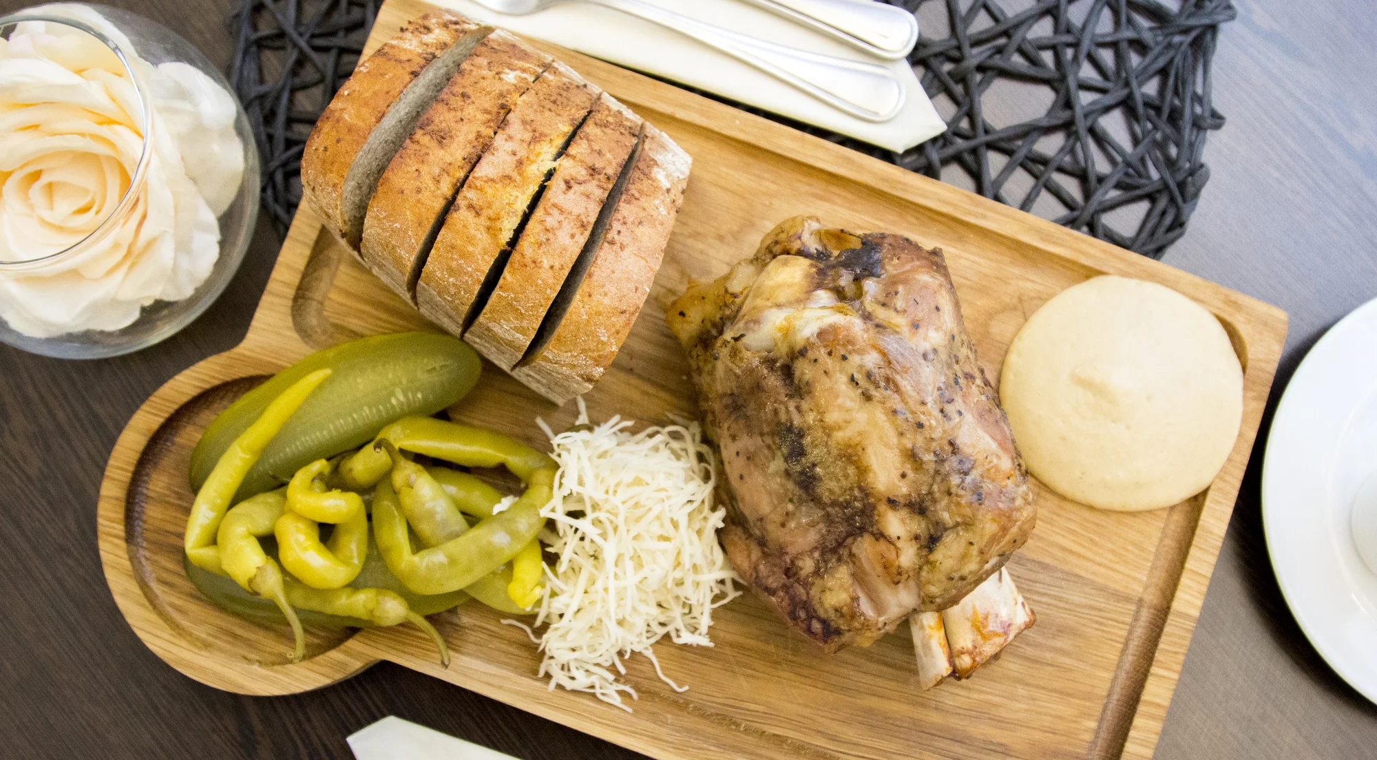 Jedno nebo dvě 900g vepřová kolena sous-vide s křenem i chlebem