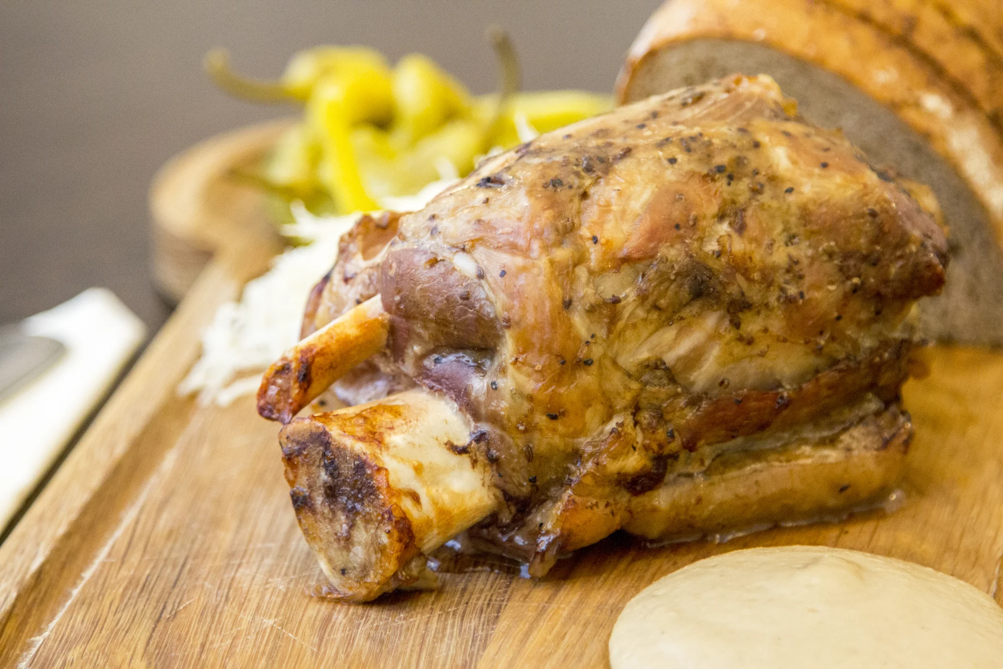 Jedno nebo dvě 900g vepřová kolena sous-vide s křenem i chlebem