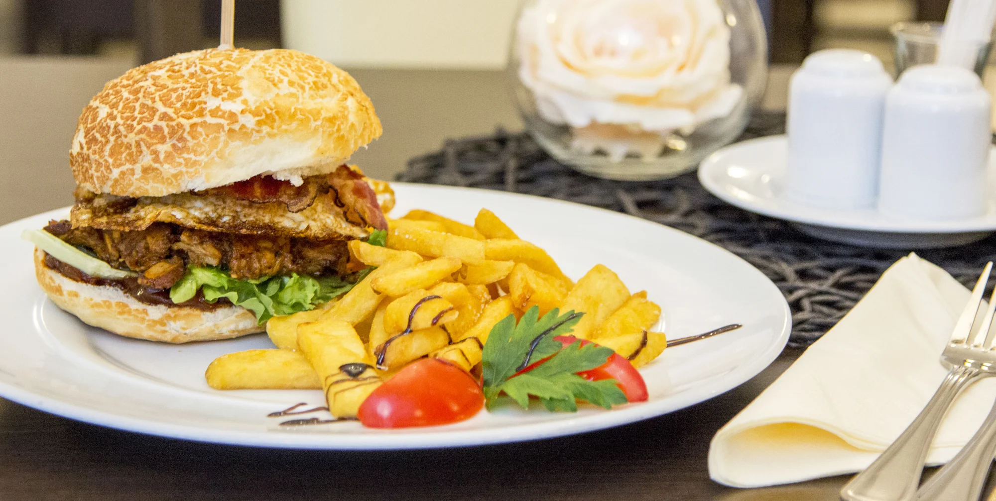 Burgery pro 1 či 2 osoby v zámecké restauraci: trhané vepřové maso a steakové hranolky