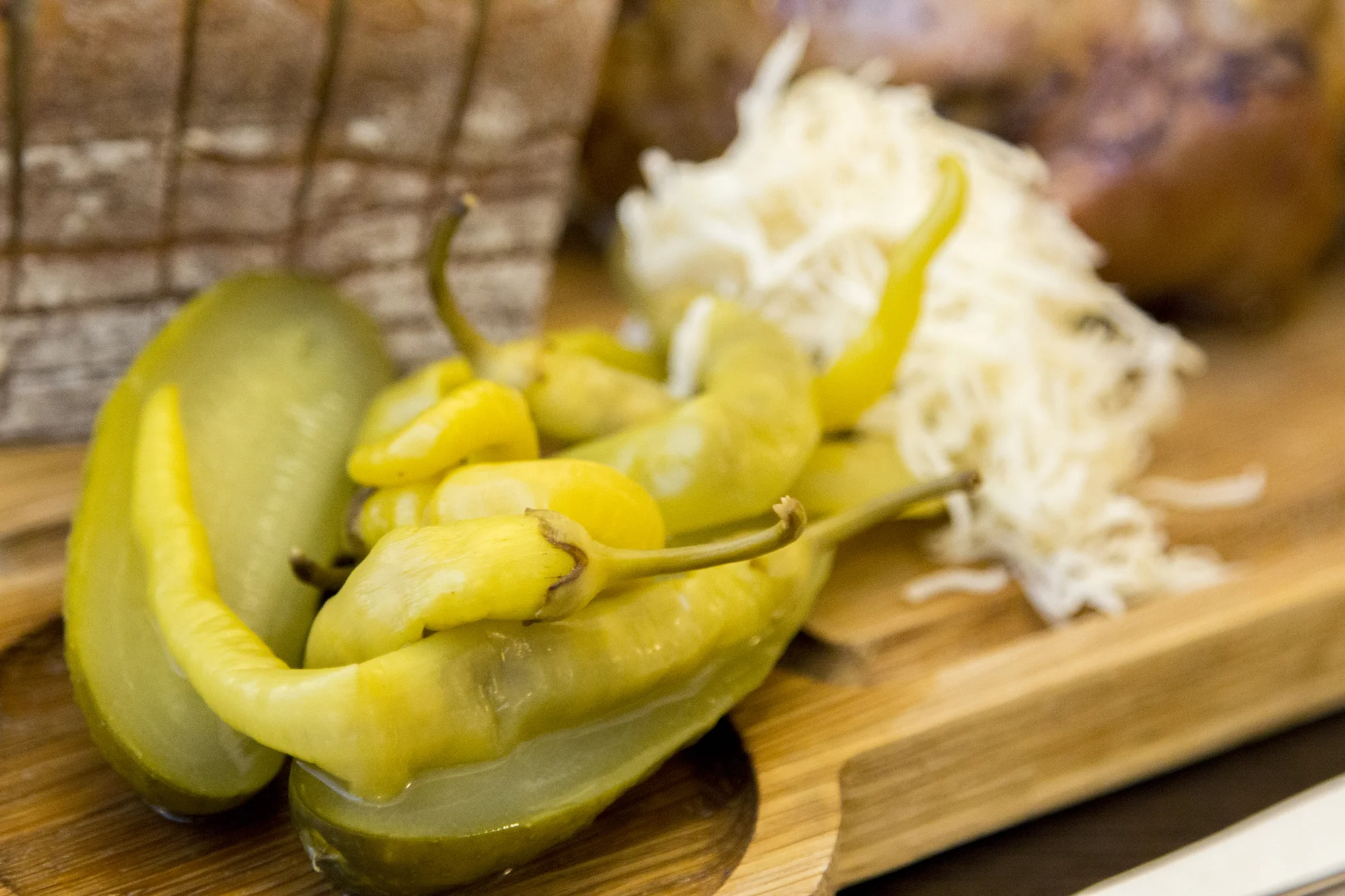 Jedno nebo dvě 900g vepřová kolena sous-vide s křenem i chlebem