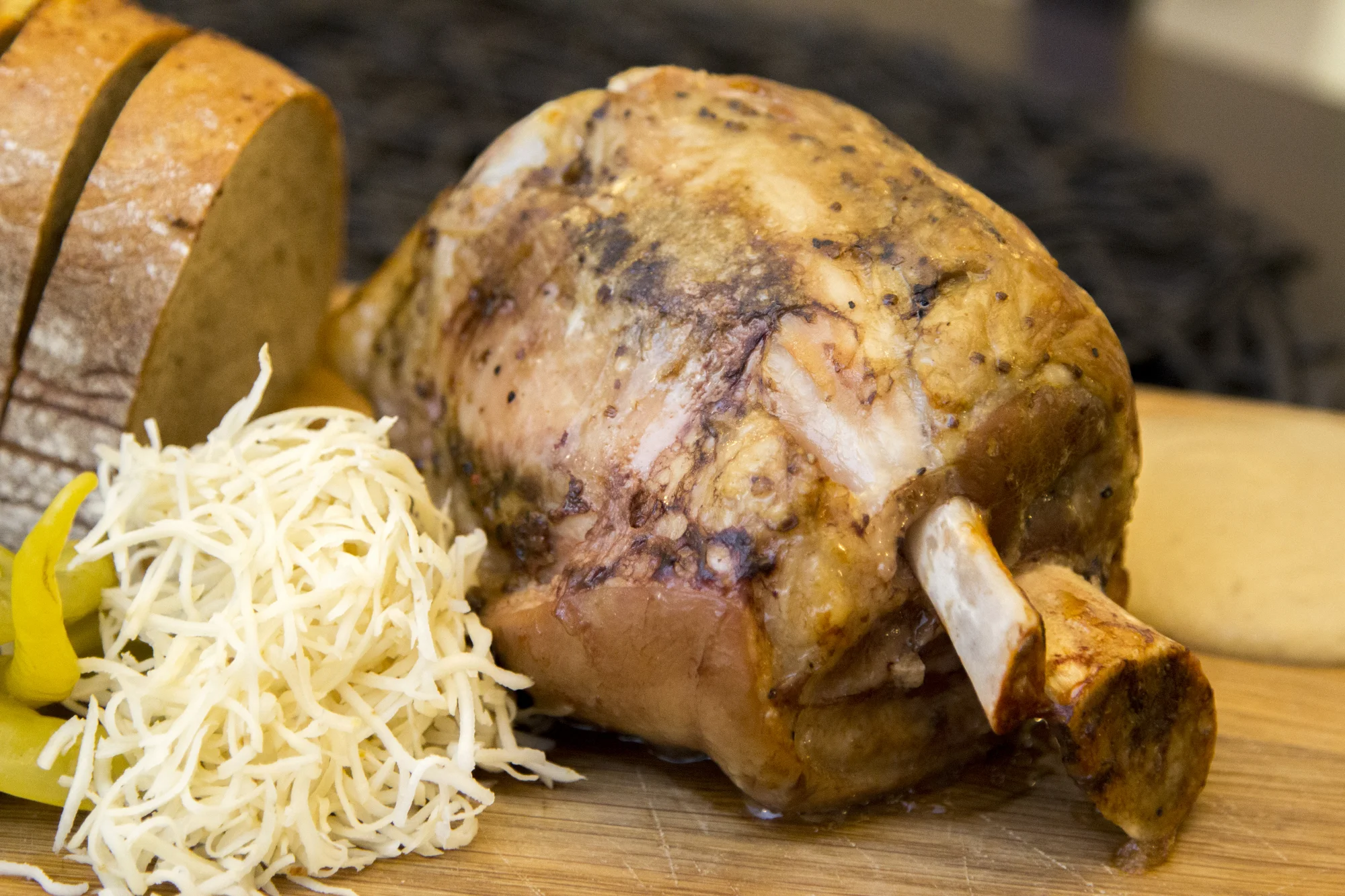 Jedno nebo dvě 900g vepřová kolena sous-vide s křenem i chlebem
