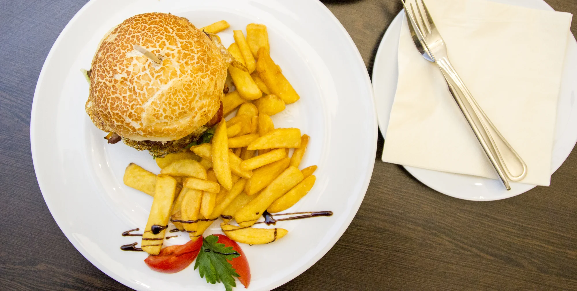 Burgery pro 1 či 2 osoby v zámecké restauraci: trhané vepřové maso a steakové hranolky