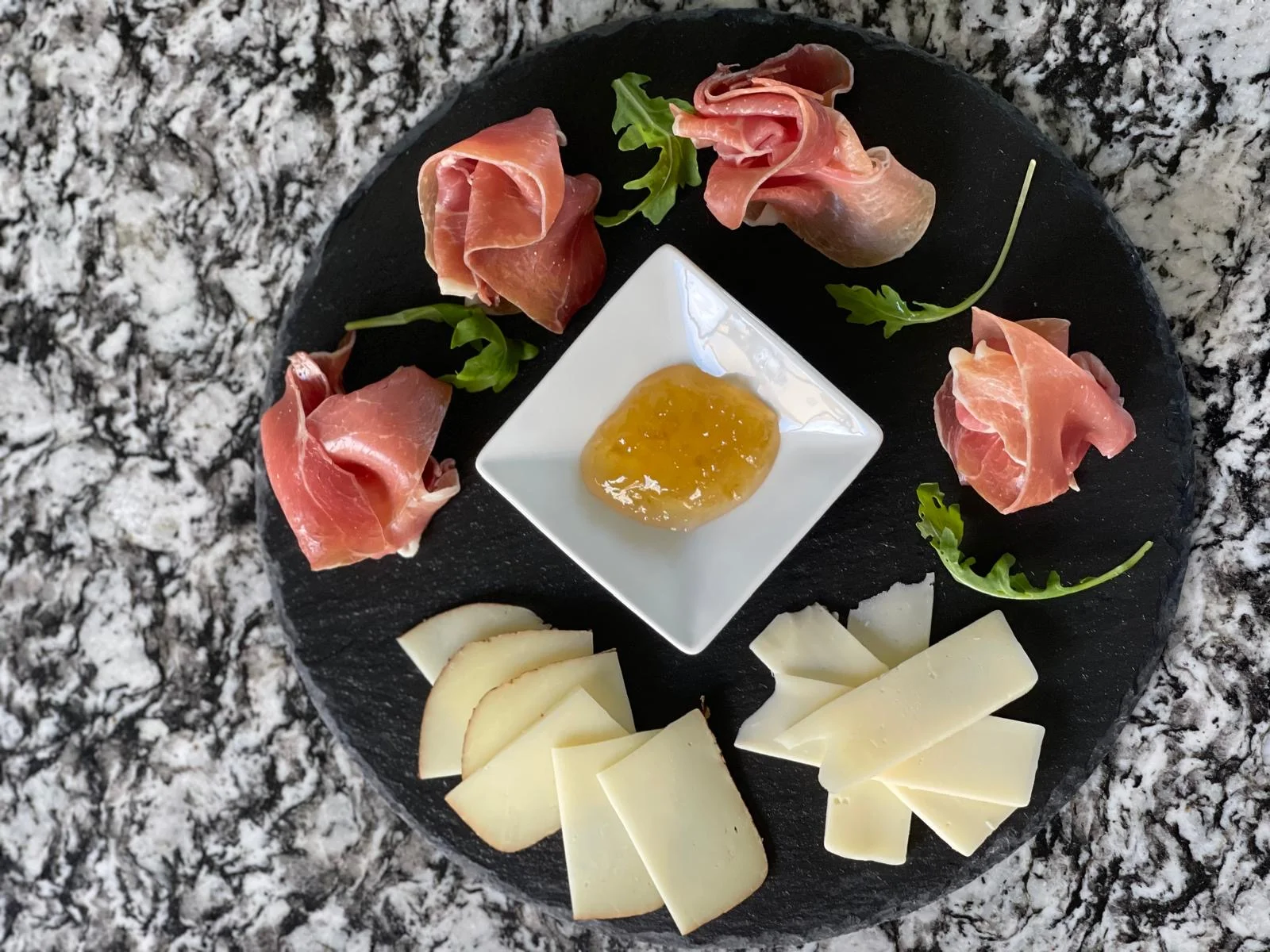 Variace italských sýrů se sklenkou nebo lahví prosecca v Caffe Lobzy