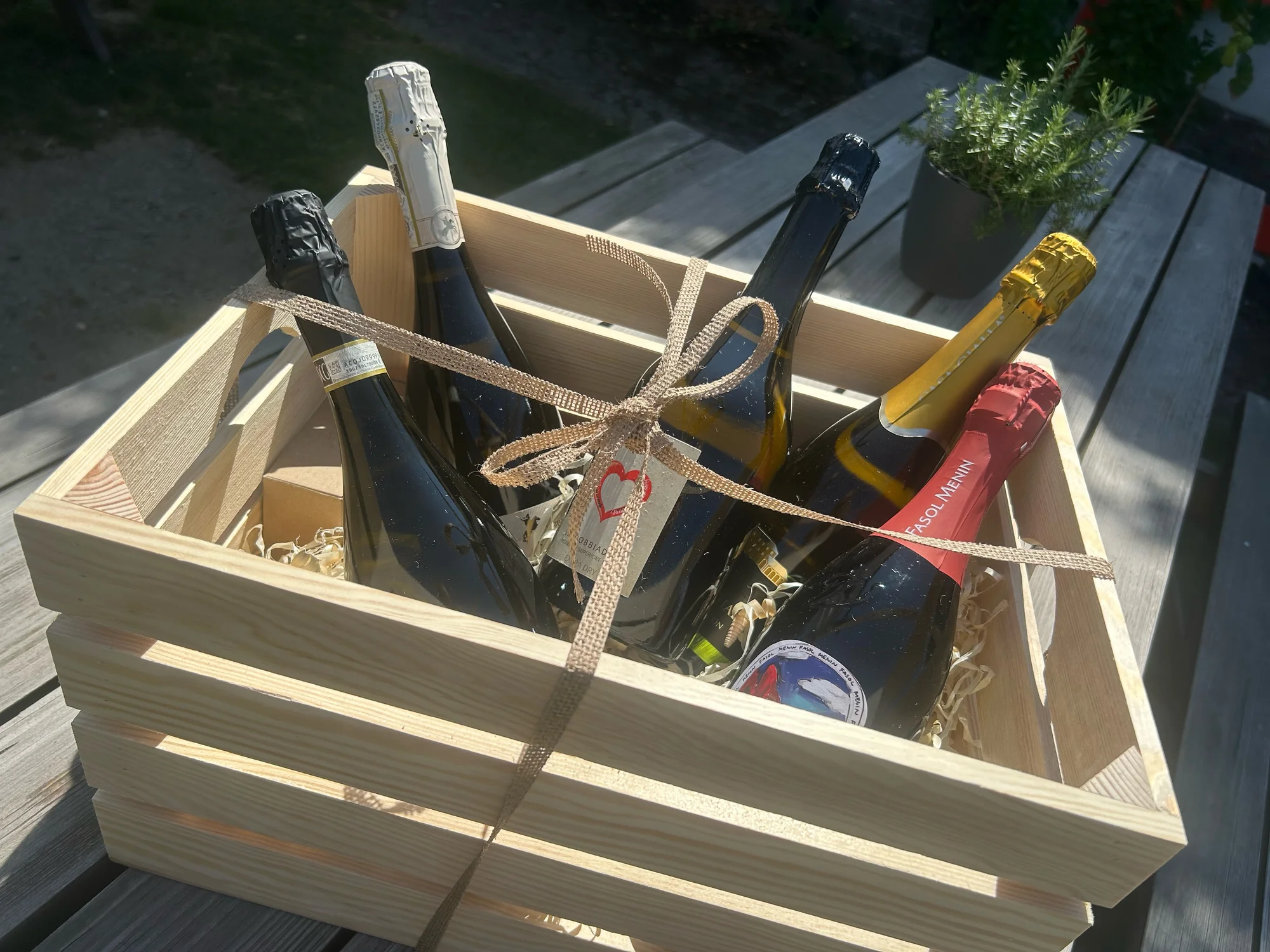 Variace italských sýrů se sklenkou nebo lahví prosecca v Caffe Lobzy