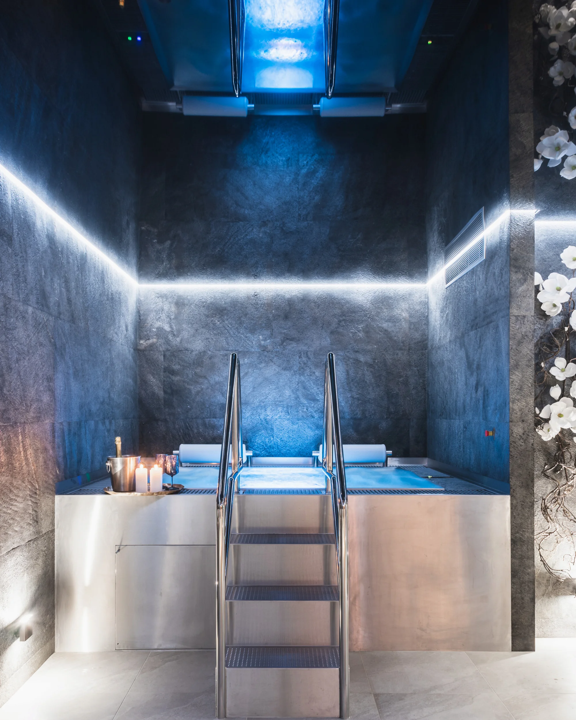 Elegantní privátní wellness pro dva na 2-3 hodiny: vířivka, sauna i lahev prosecca