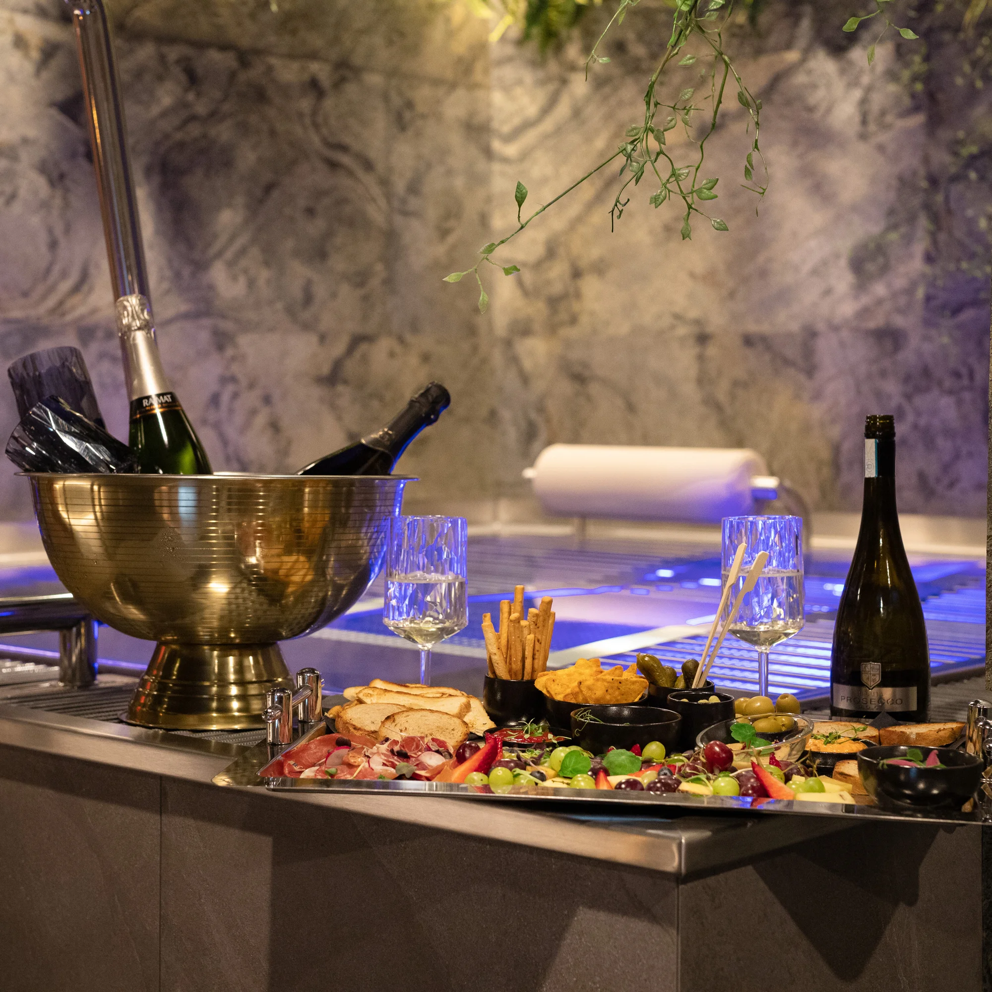 Elegantní privátní wellness pro dva na 2-3 hodiny: vířivka, sauna i lahev prosecca