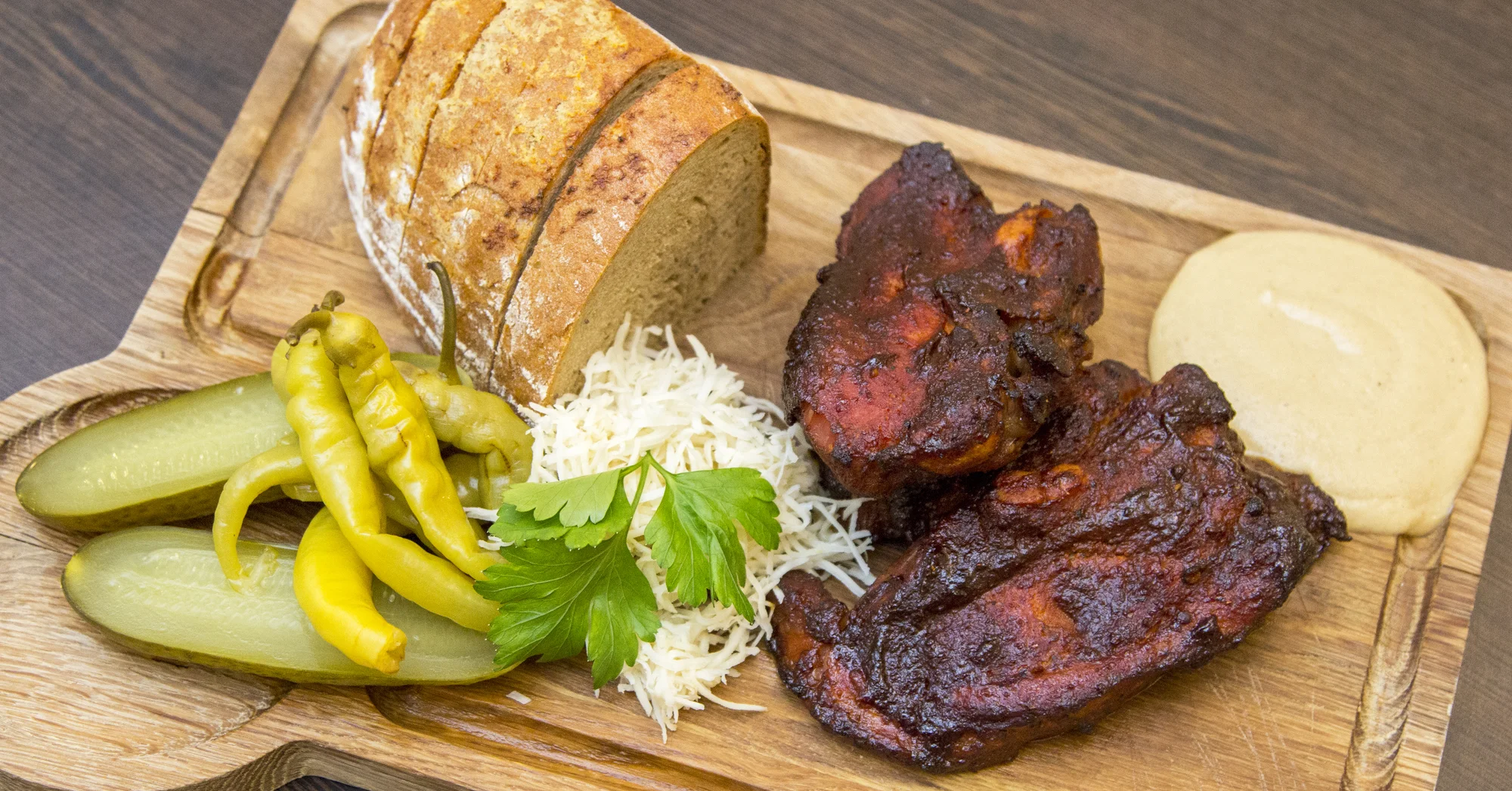 Půl kila žeber sous-vide s křenem i česnekovým chlebem pro 1 nebo 2 osoby