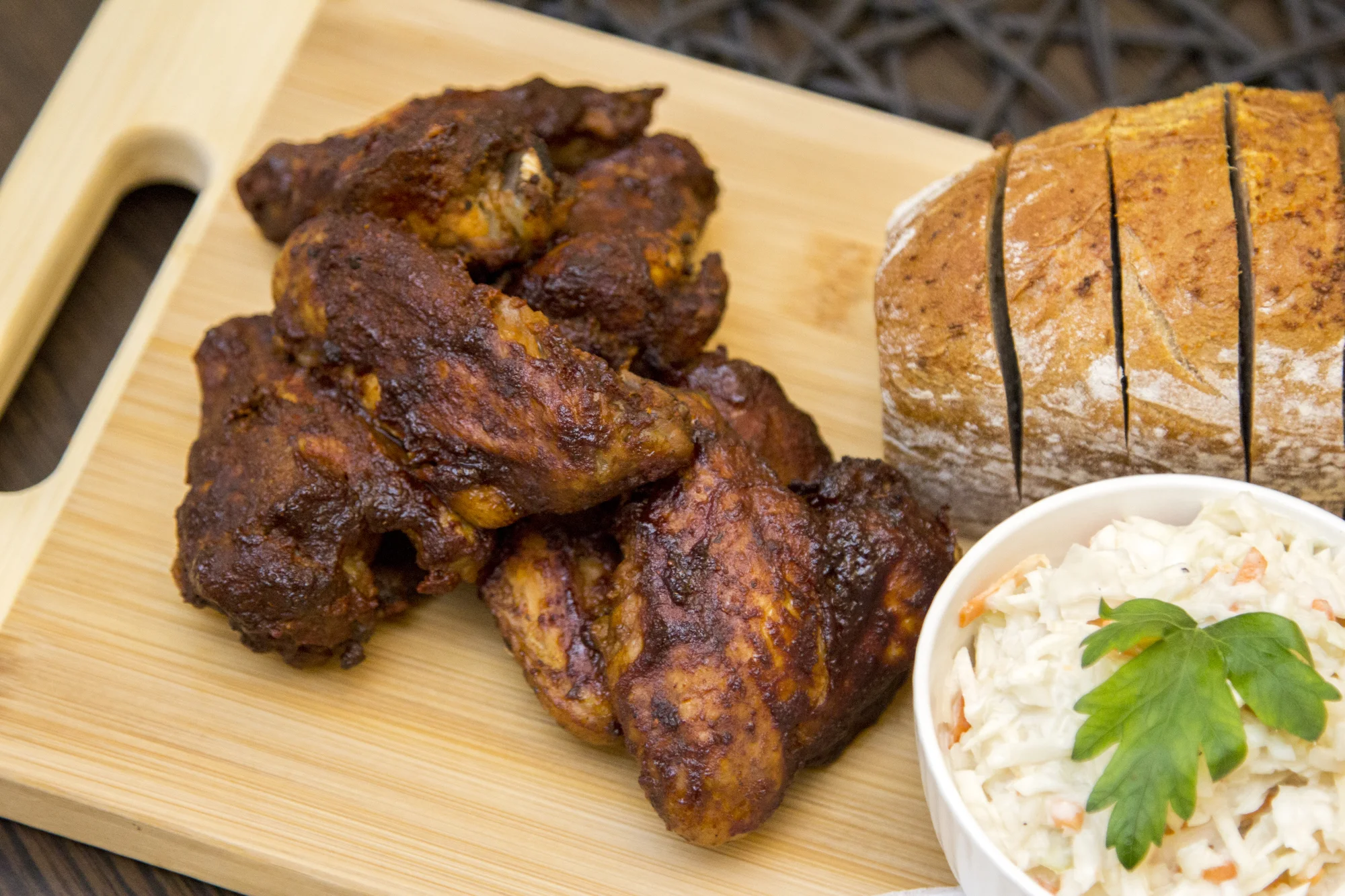 400 nebo 800 g BBQ kuřecích křídel, salát coleslaw a česnekový chléb