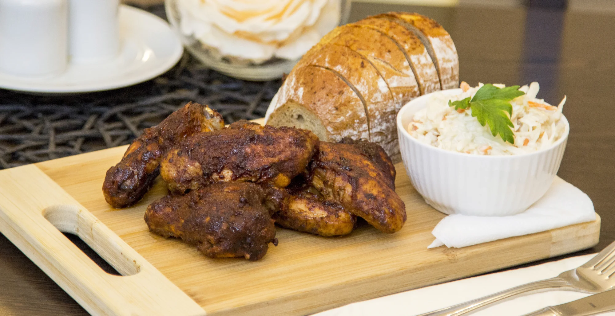 400 nebo 800 g BBQ kuřecích křídel, salát coleslaw a česnekový chléb
