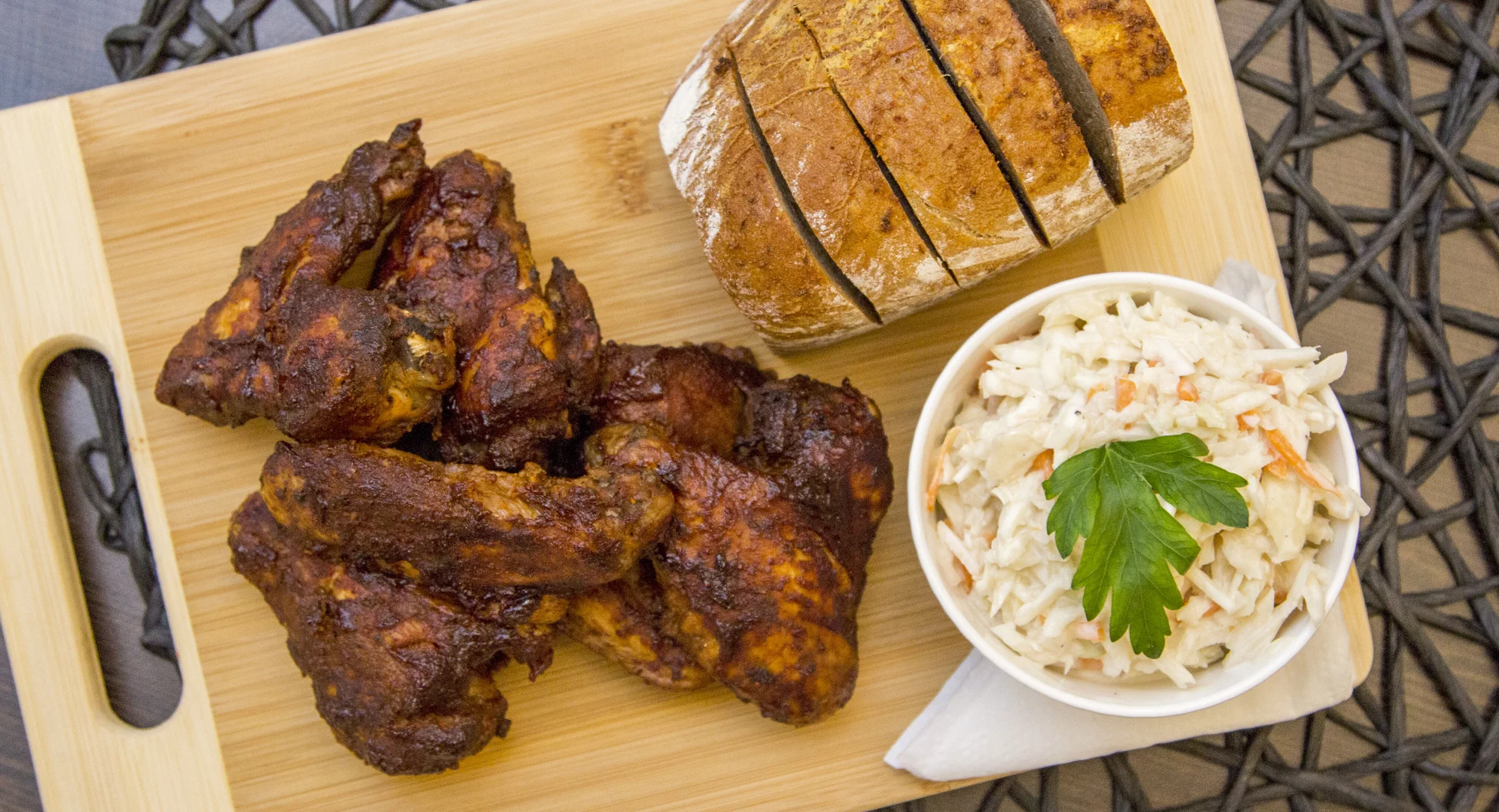 400 nebo 800 g BBQ kuřecích křídel, salát coleslaw a česnekový chléb