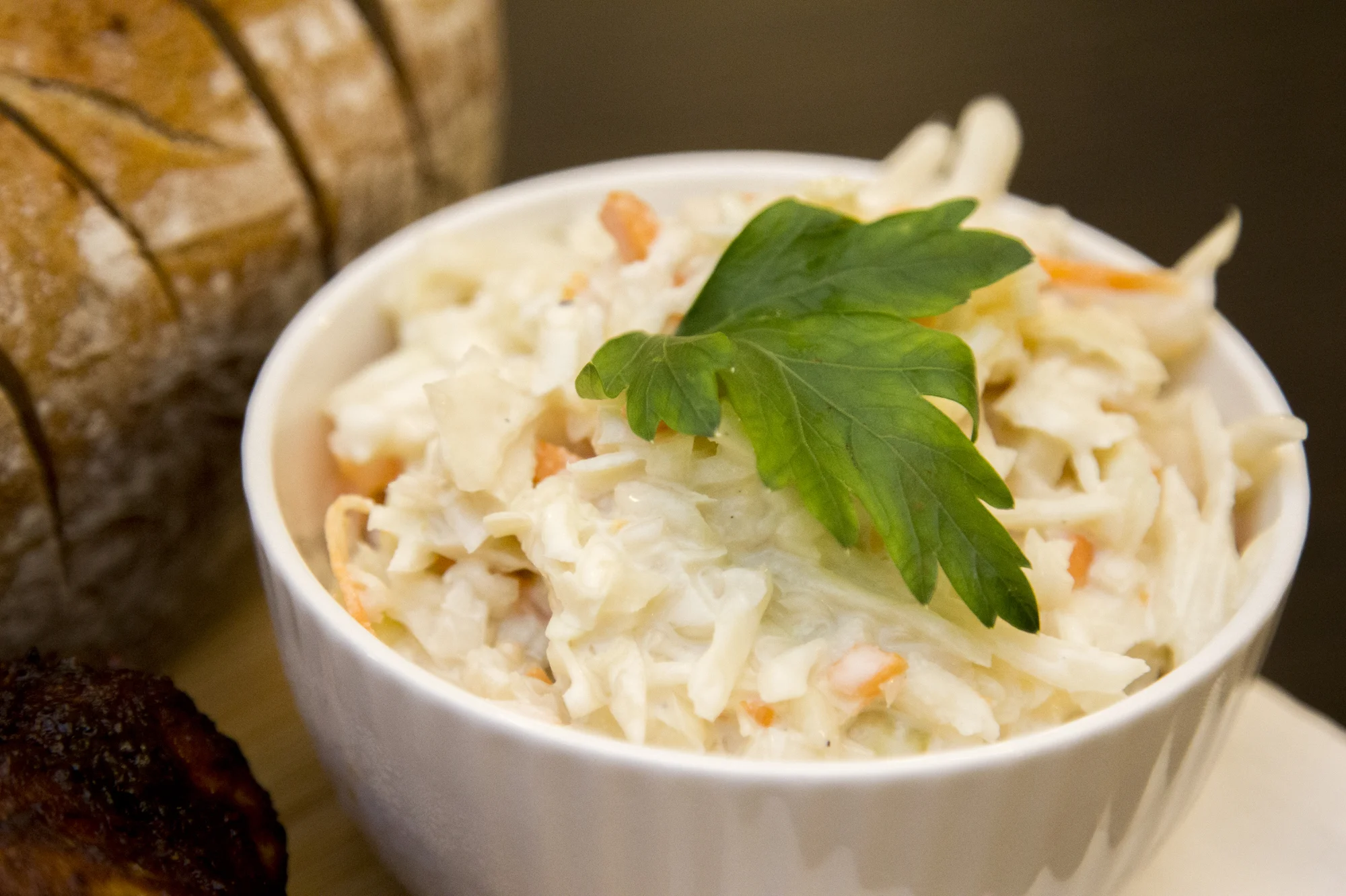 400 nebo 800 g BBQ kuřecích křídel, salát coleslaw a česnekový chléb