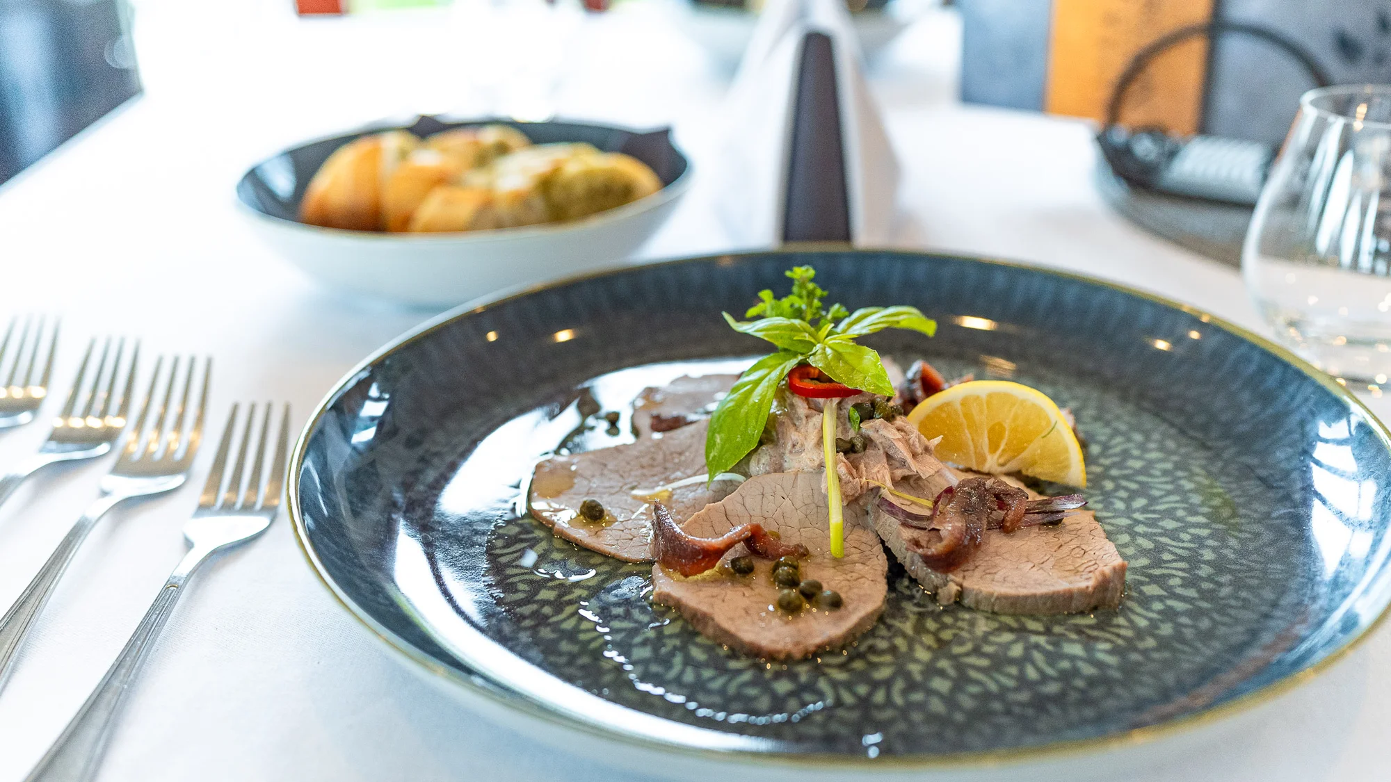 Degustační menu Festival chutí pro 2 osoby: vitello tonnato, panenka, steak i dezert