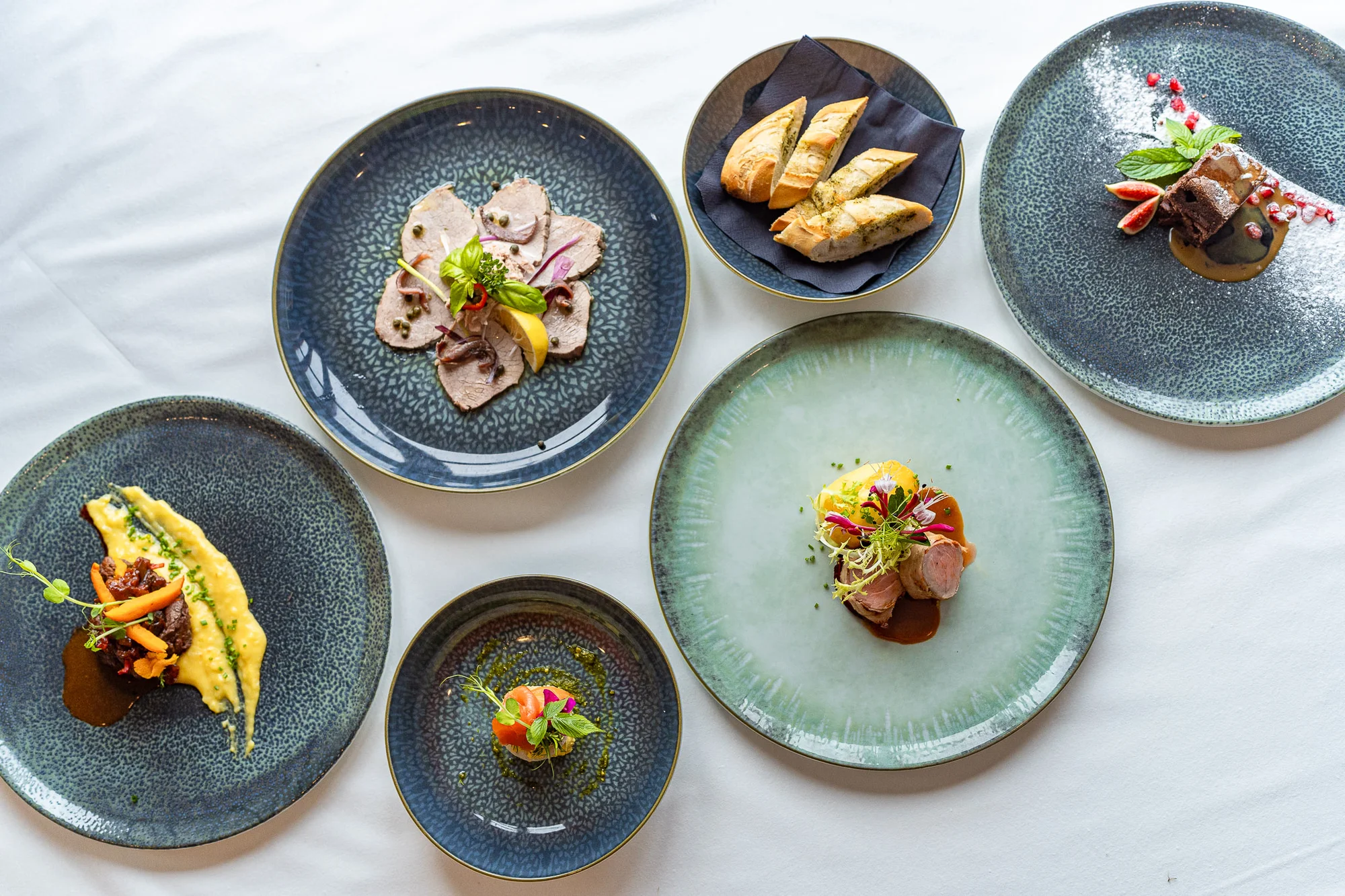 Degustační menu Festival chutí pro 2 osoby: vitello tonnato, panenka, steak i dezert