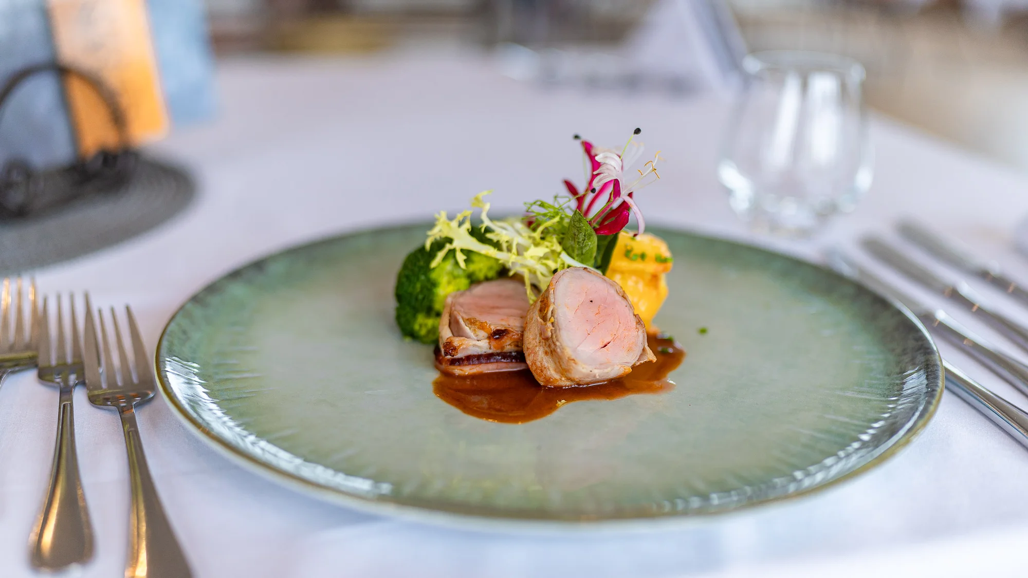 Degustační menu Festival chutí pro 2 osoby: vitello tonnato, panenka, steak i dezert