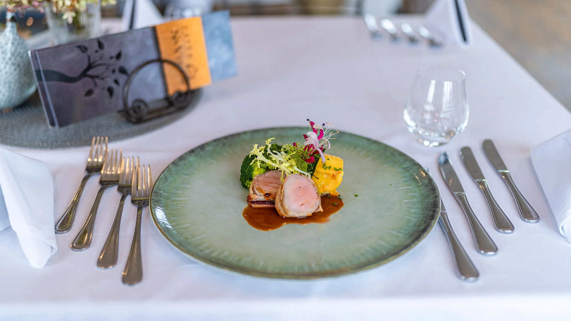 Degustační menu Festival chutí pro 2 osoby: vitello tonnato, panenka, steak i dezert