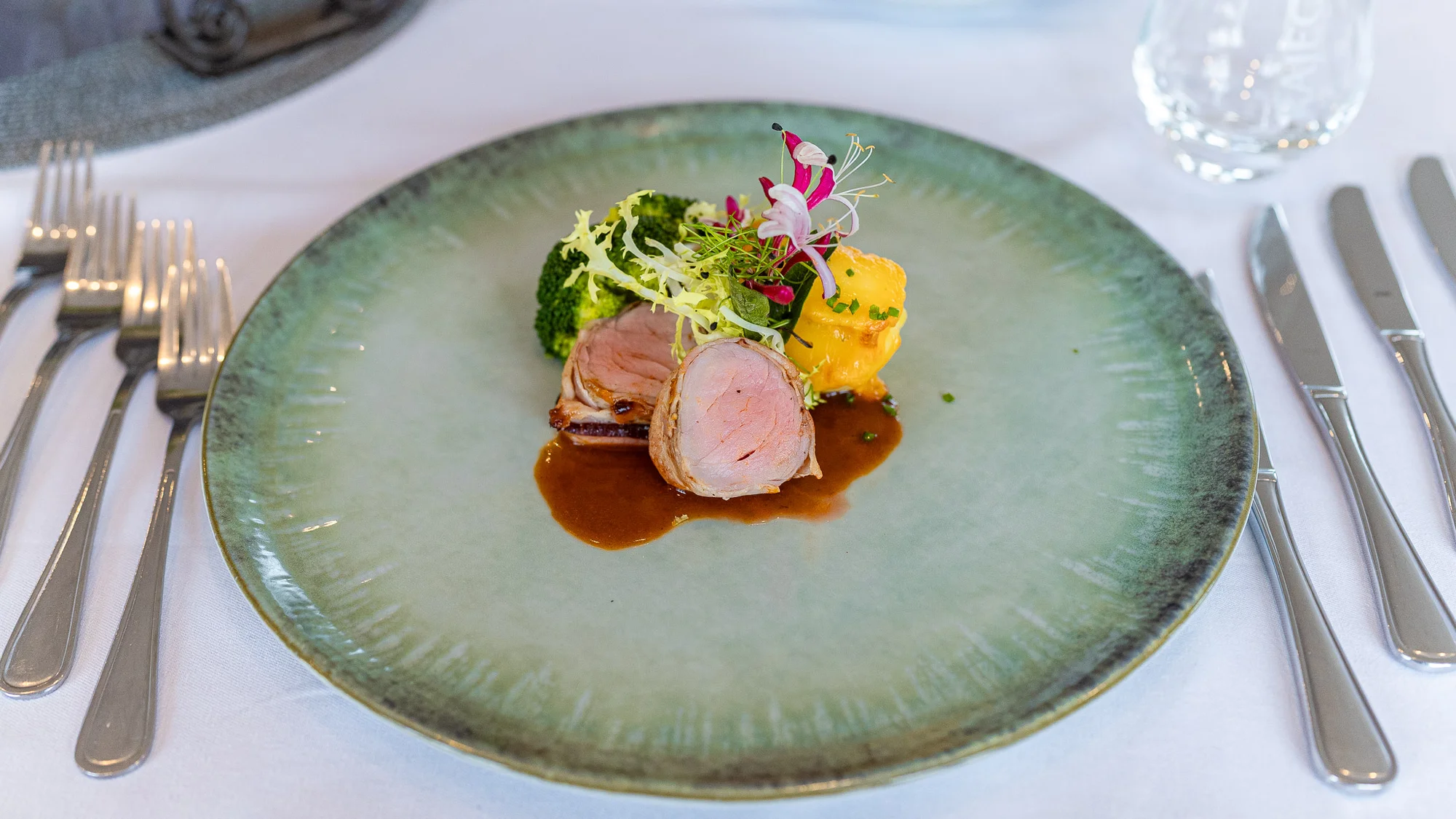 Degustační menu Festival chutí pro 2 osoby: vitello tonnato, panenka, steak i dezert