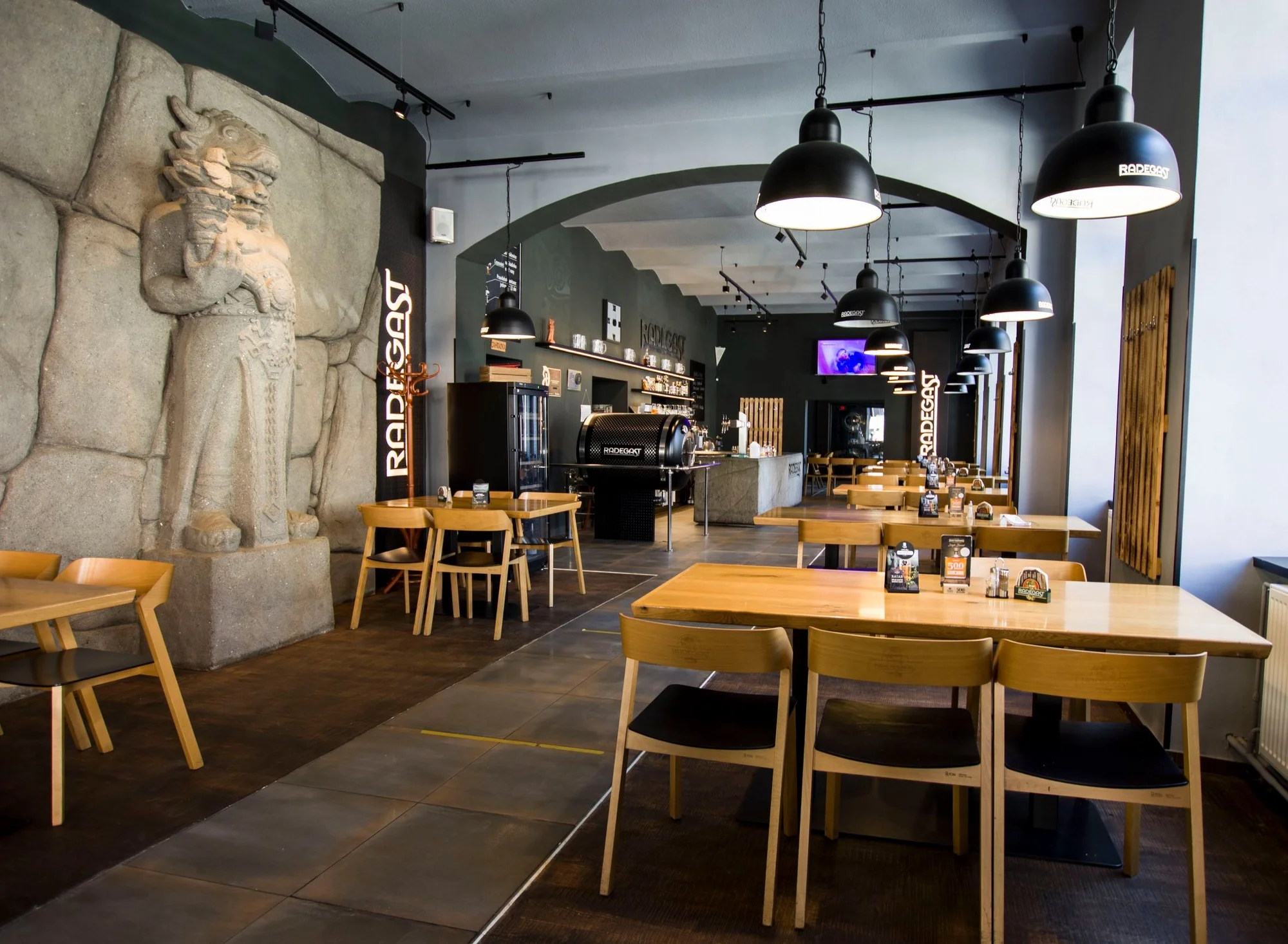 Tříchodové menu pro dvě osoby: pražská šunka, XXL knedlík s uzeným a červeným zelím i vdolky