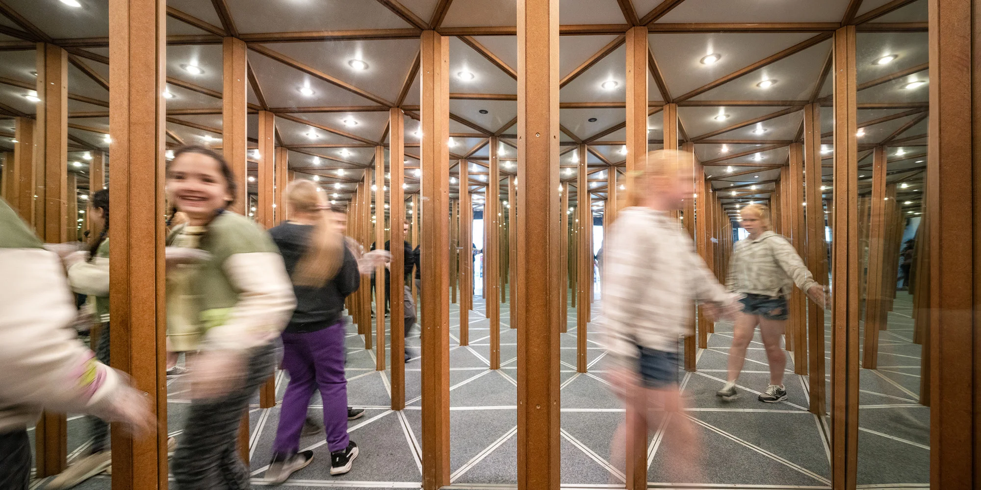 Vstupy do zrcadlového bludiště v Českém Krumlově pro dospělé i děti