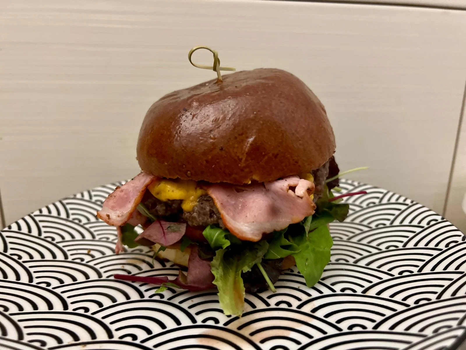 200g hovězí burger dle výběru: klasický, cheeseburger, BBQ, jalapeños i piri piri