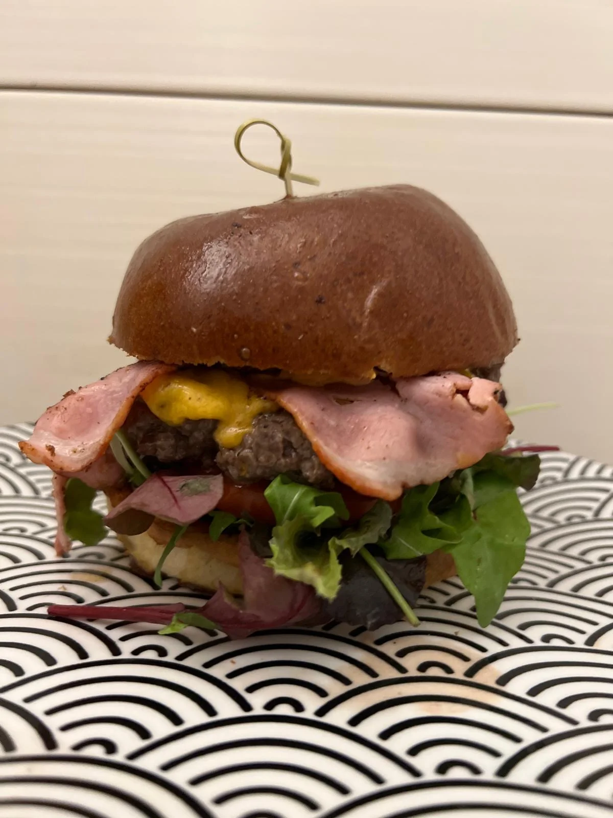 200g hovězí burger dle výběru: klasický, cheeseburger, BBQ, jalapeños i piri piri