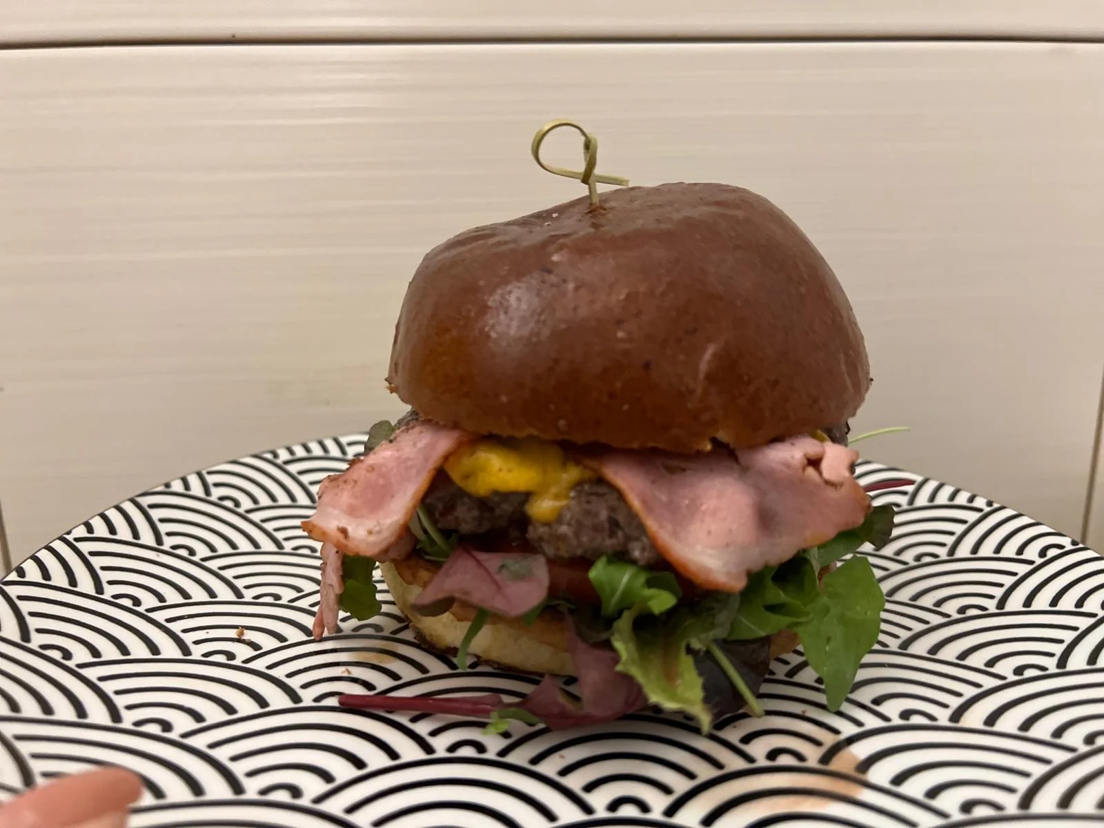 200g hovězí burger dle výběru: klasický, cheeseburger, BBQ, jalapeños i piri piri