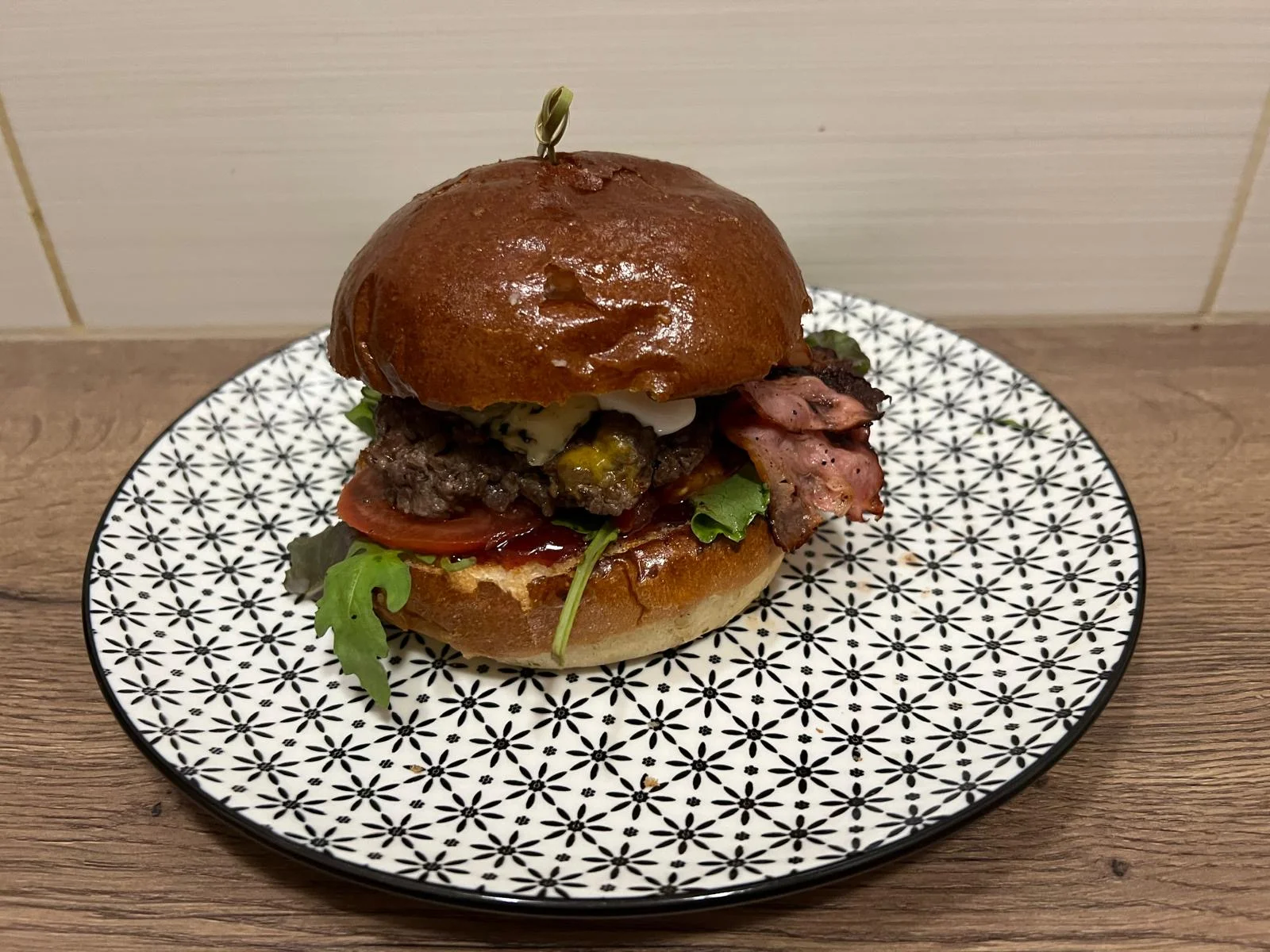 200g hovězí burger dle výběru: klasický, cheeseburger, BBQ, jalapeños i piri piri