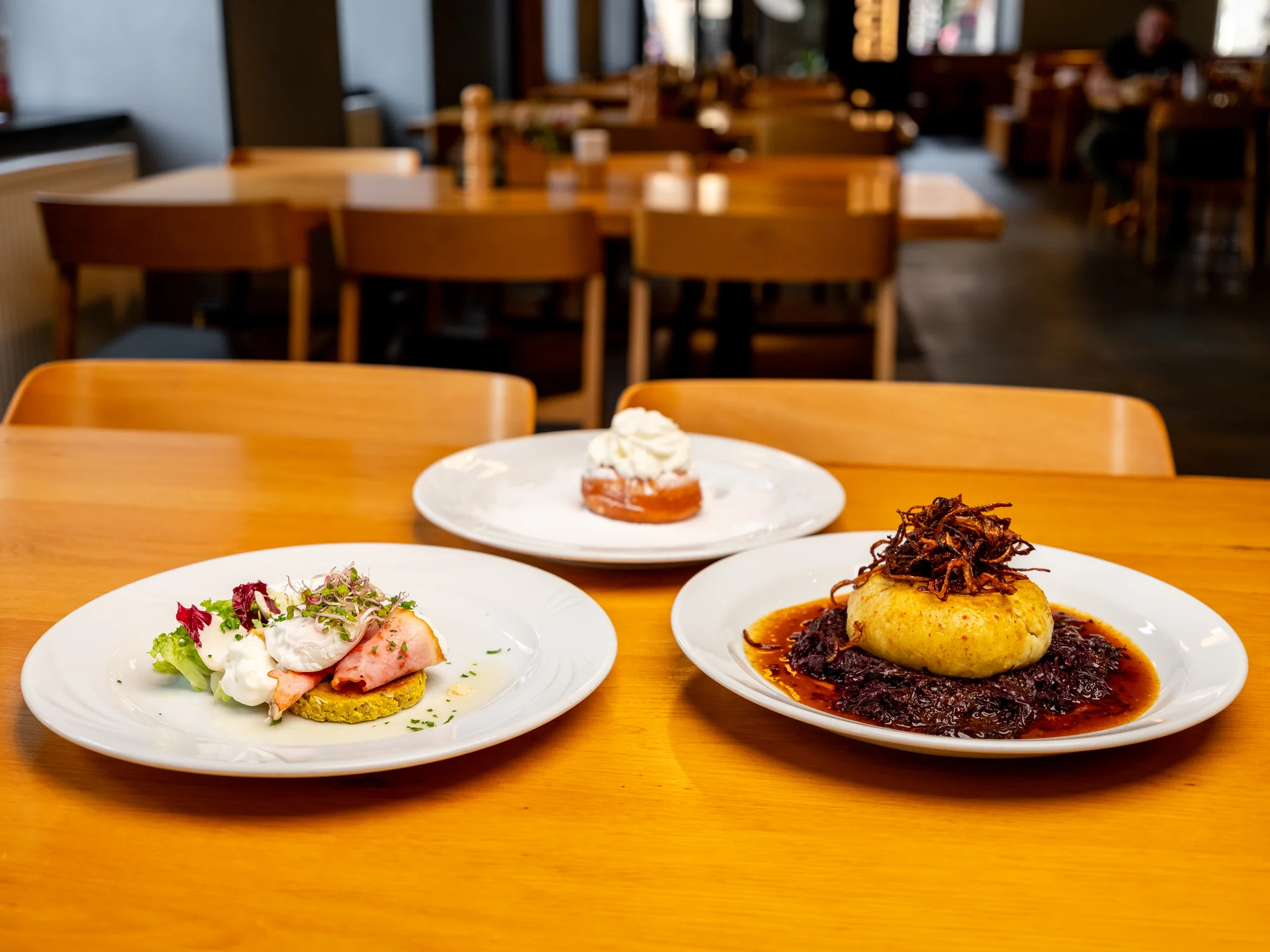 Tříchodové menu pro dvě osoby: pražská šunka, XXL knedlík s uzeným a červeným zelím i vdolky
