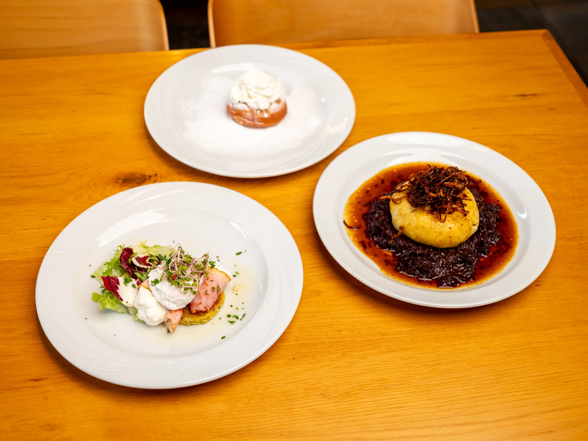 Tříchodové menu pro dvě osoby: pražská šunka, XXL knedlík s uzeným a červeným zelím i vdolky