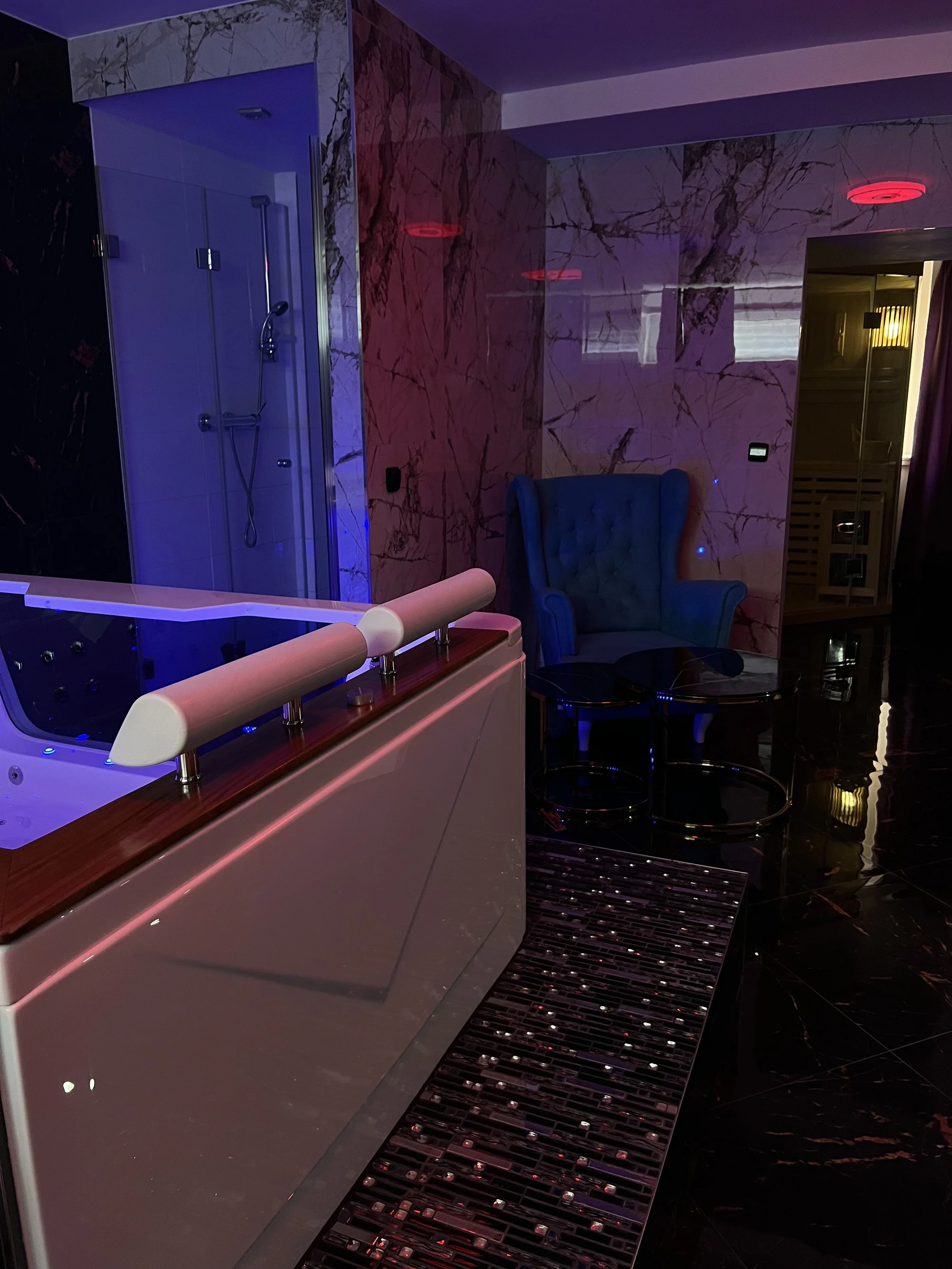 1–5 hod. privátního wellness v srdci Prahy: hydromasážní vana, sauna i občerstvení