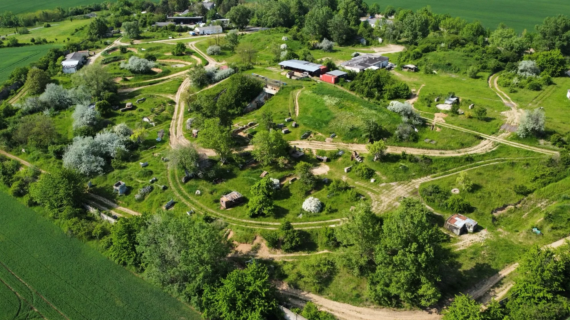 4 hodiny paintballu v Brně s komplet výbavou, kuličkami a občerstvením