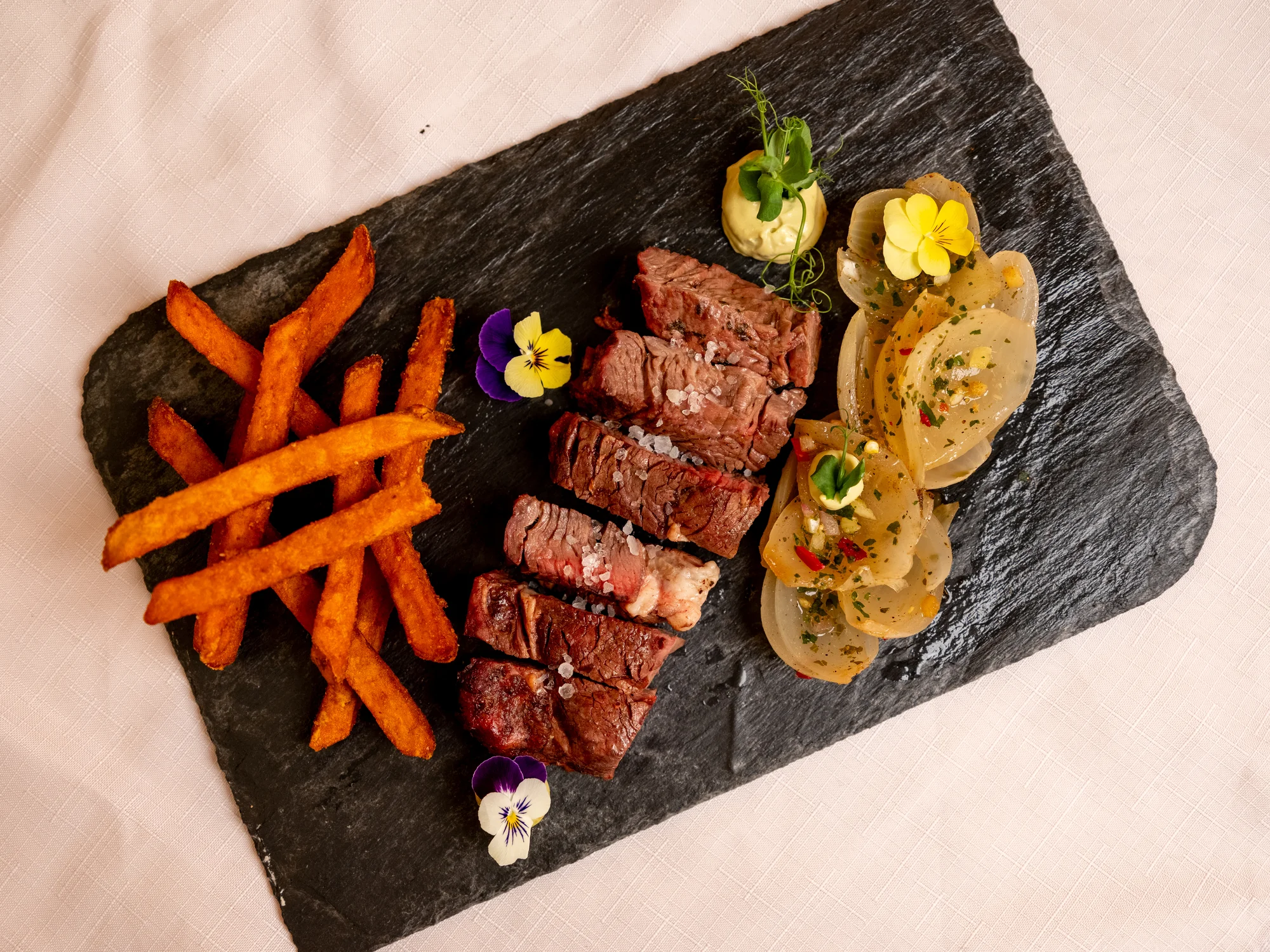 Pětichodové menu s panenkou a rump steakem i relaxace ve wellness pro 2 osoby