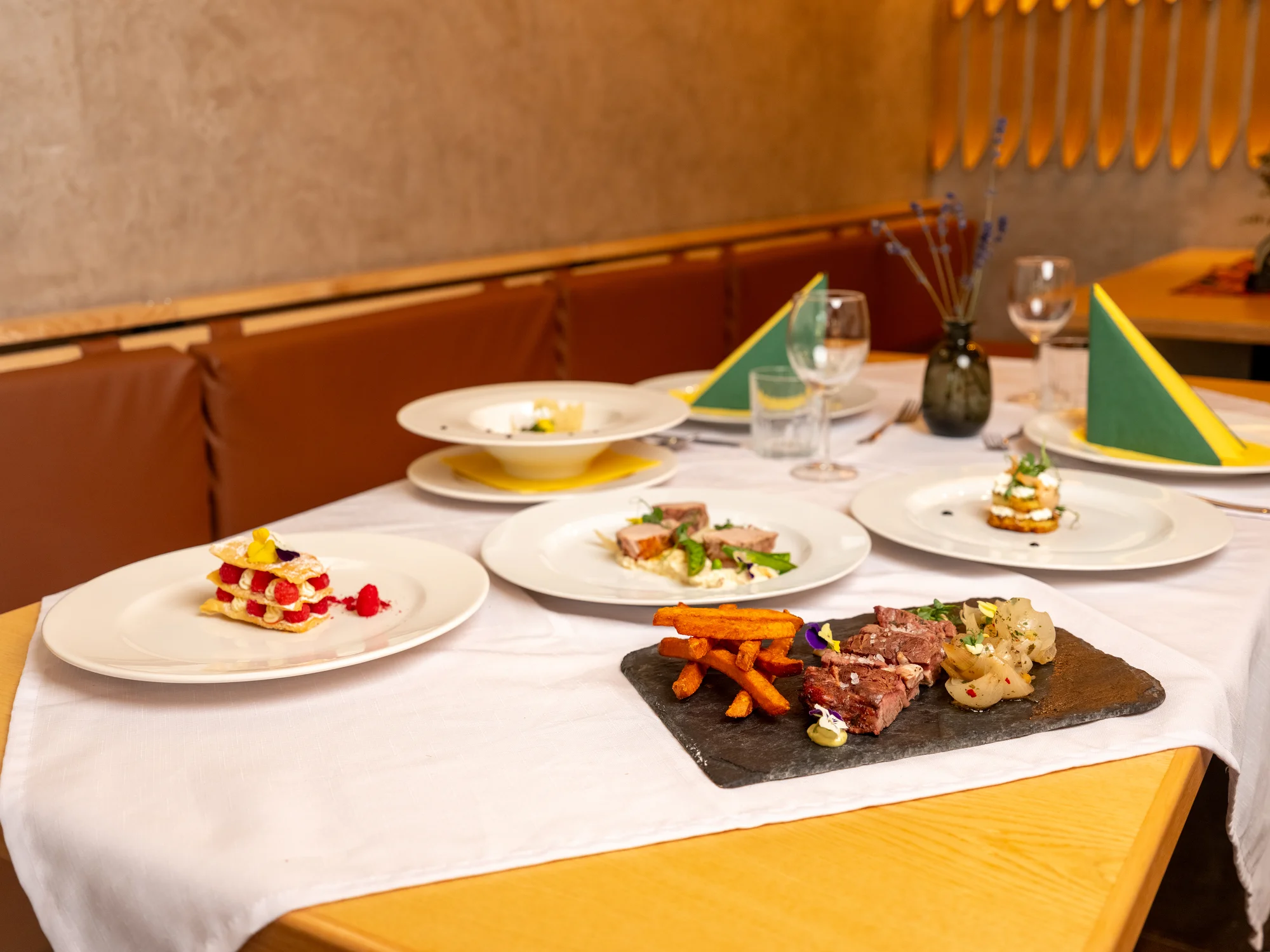 Pětichodové menu s panenkou a rump steakem i relaxace ve wellness pro 2 osoby