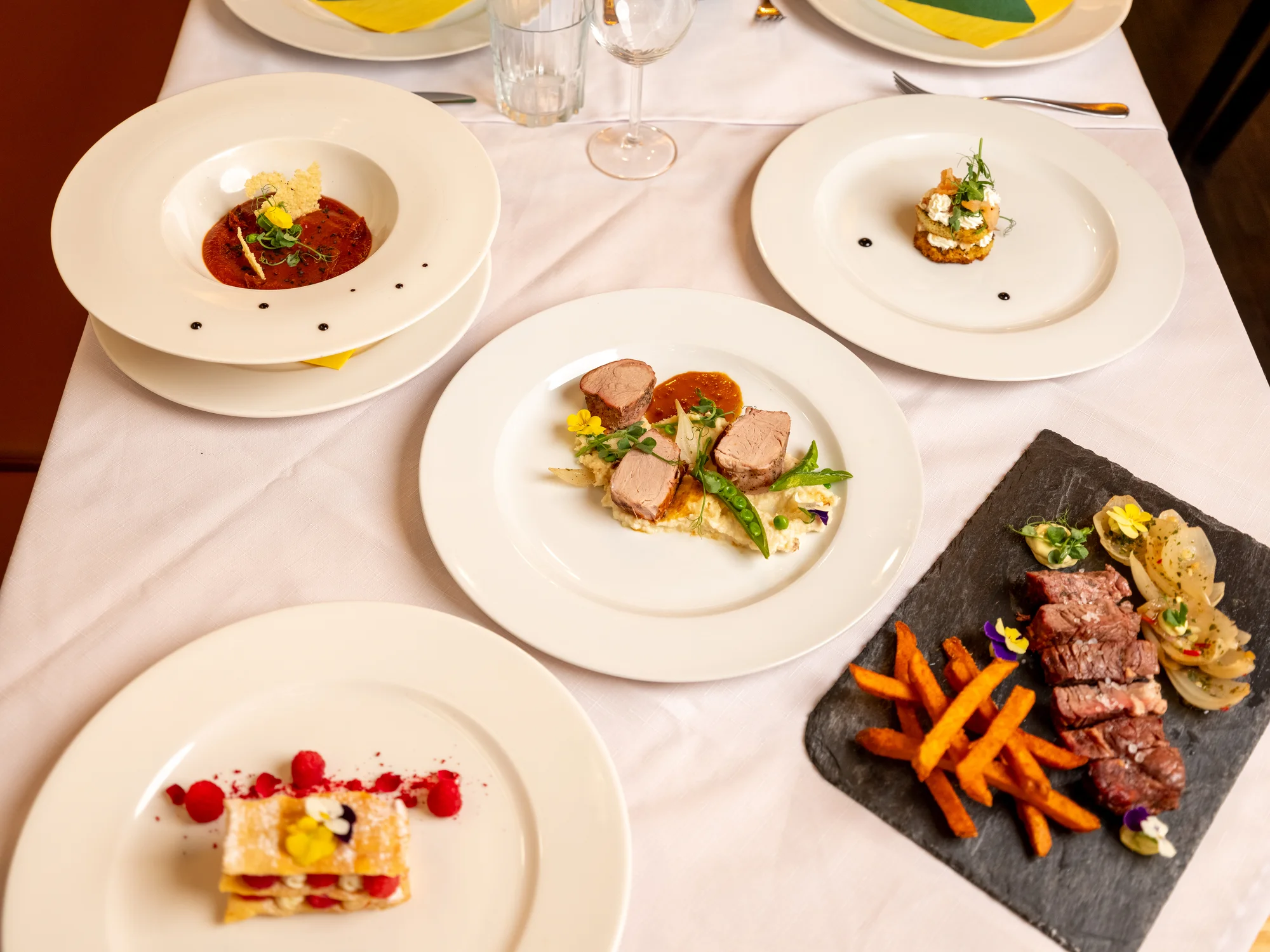 Pětichodové menu s panenkou a rump steakem i relaxace ve wellness pro 2 osoby