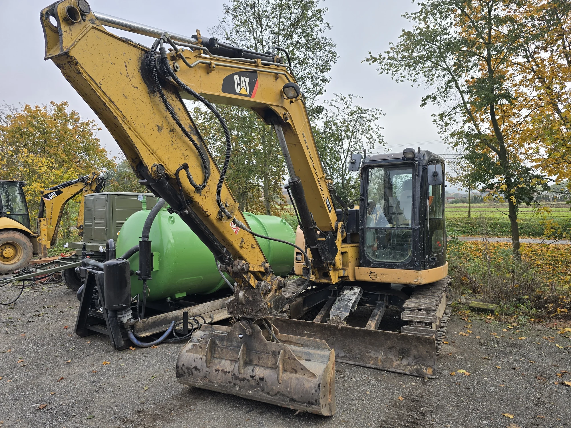 30–60 min. řádění s legendárním kloubovým nakladačem, bagrem nebo rypadlem
