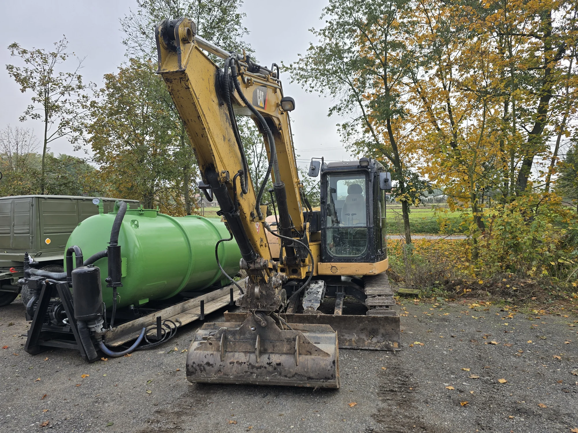 30–60 min. řádění s legendárním kloubovým nakladačem, bagrem nebo rypadlem