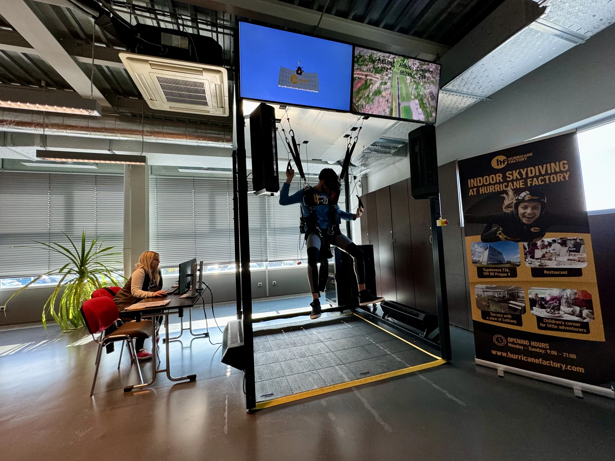 Seskok padákem ve špičkovém simulátoru v Hurricane Factory