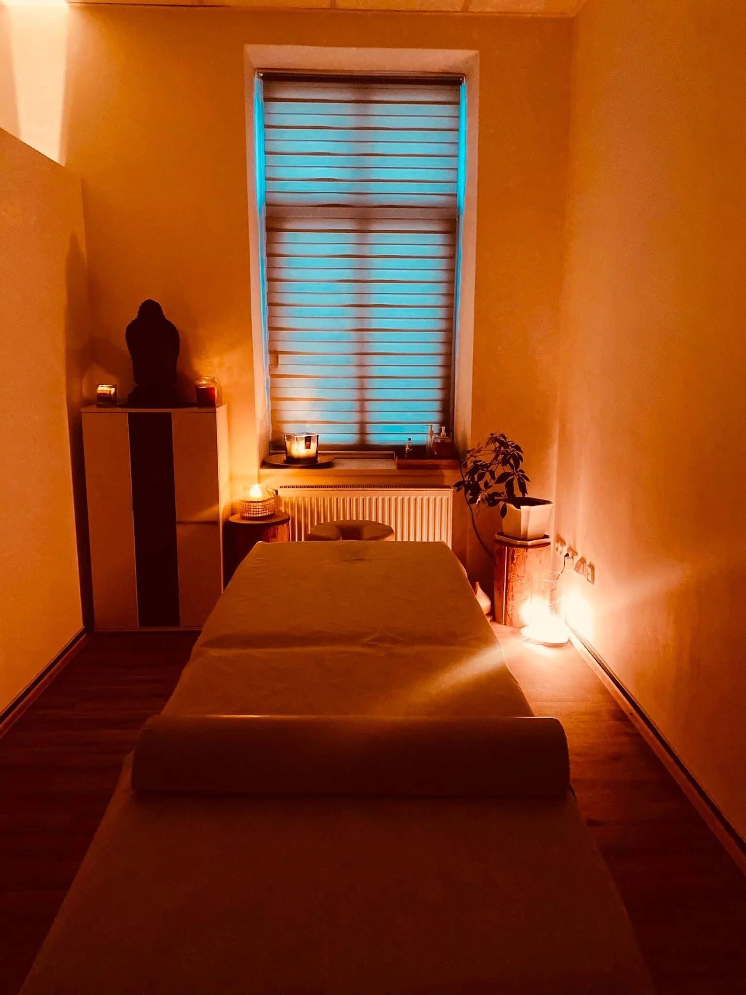 Klasická masáž zad, šíje a rukou, akupresurní nebo lymfatická masáž