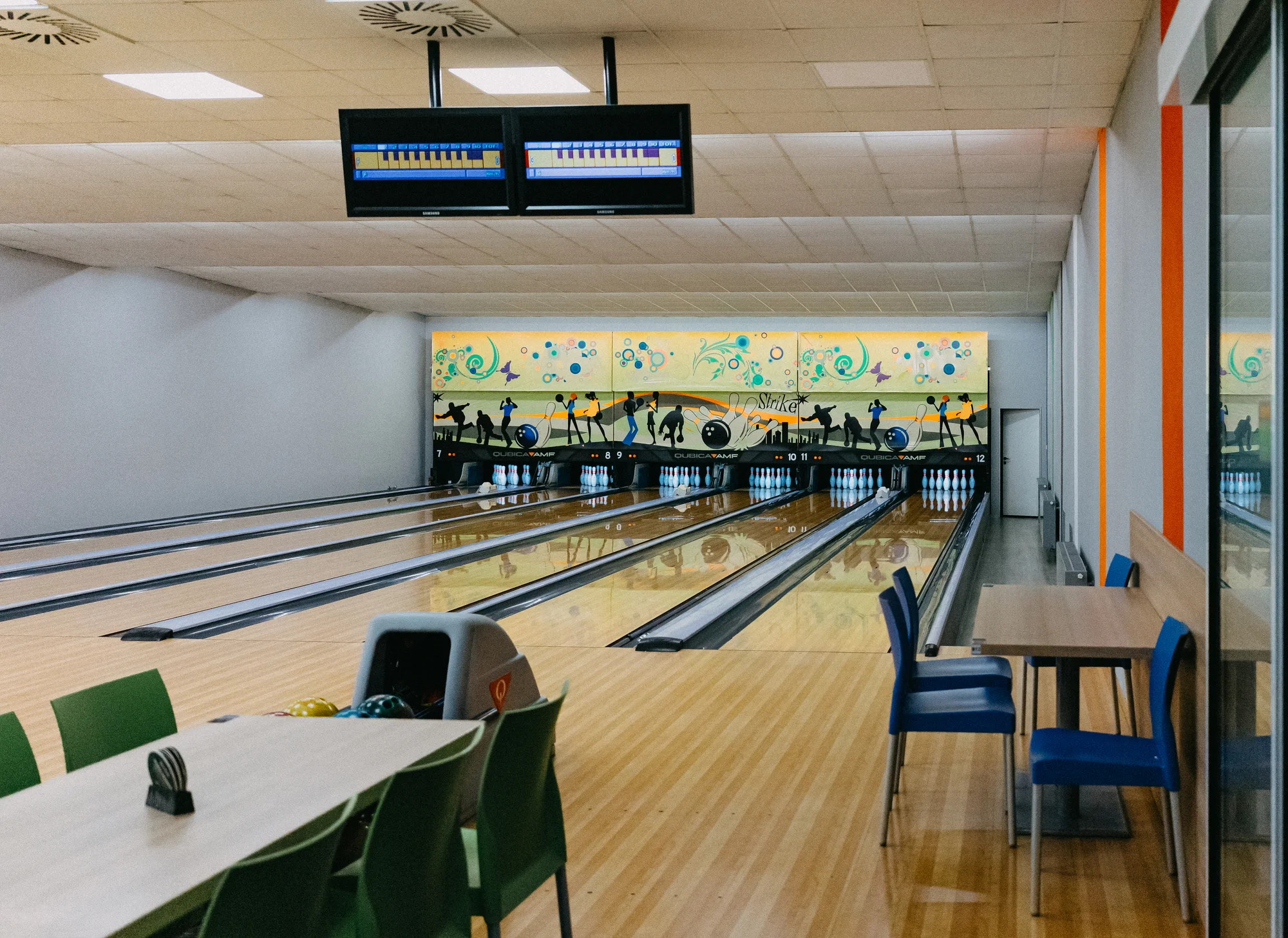 Až dvě hodiny bowlingu pro 2–8 osob a bramborové lupínky, burgery nebo pizza