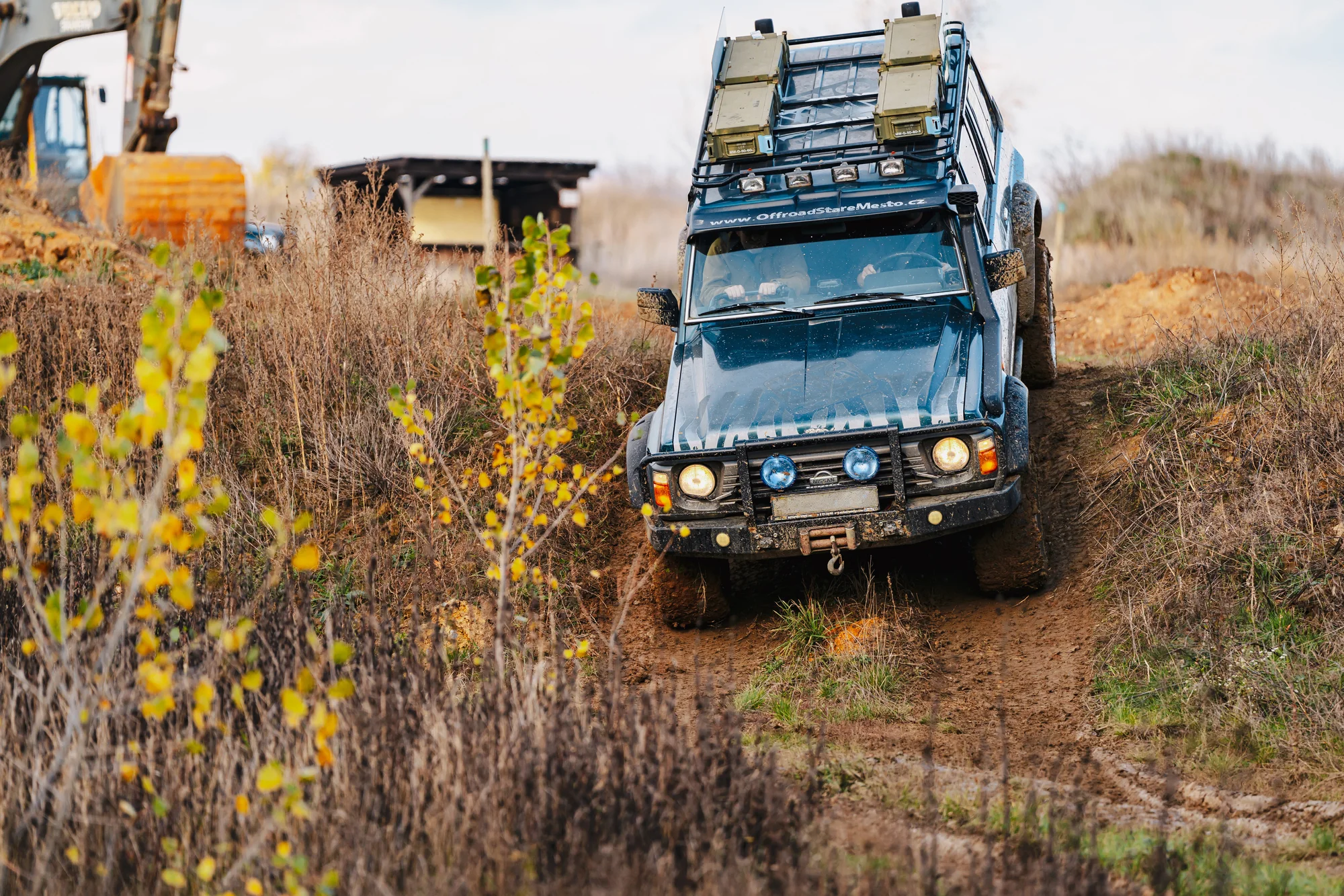 Offroadová jízda ve vozech Nissan Patrol nebo Hummer H2: 10 minut se vezete, 30 minut řídíte