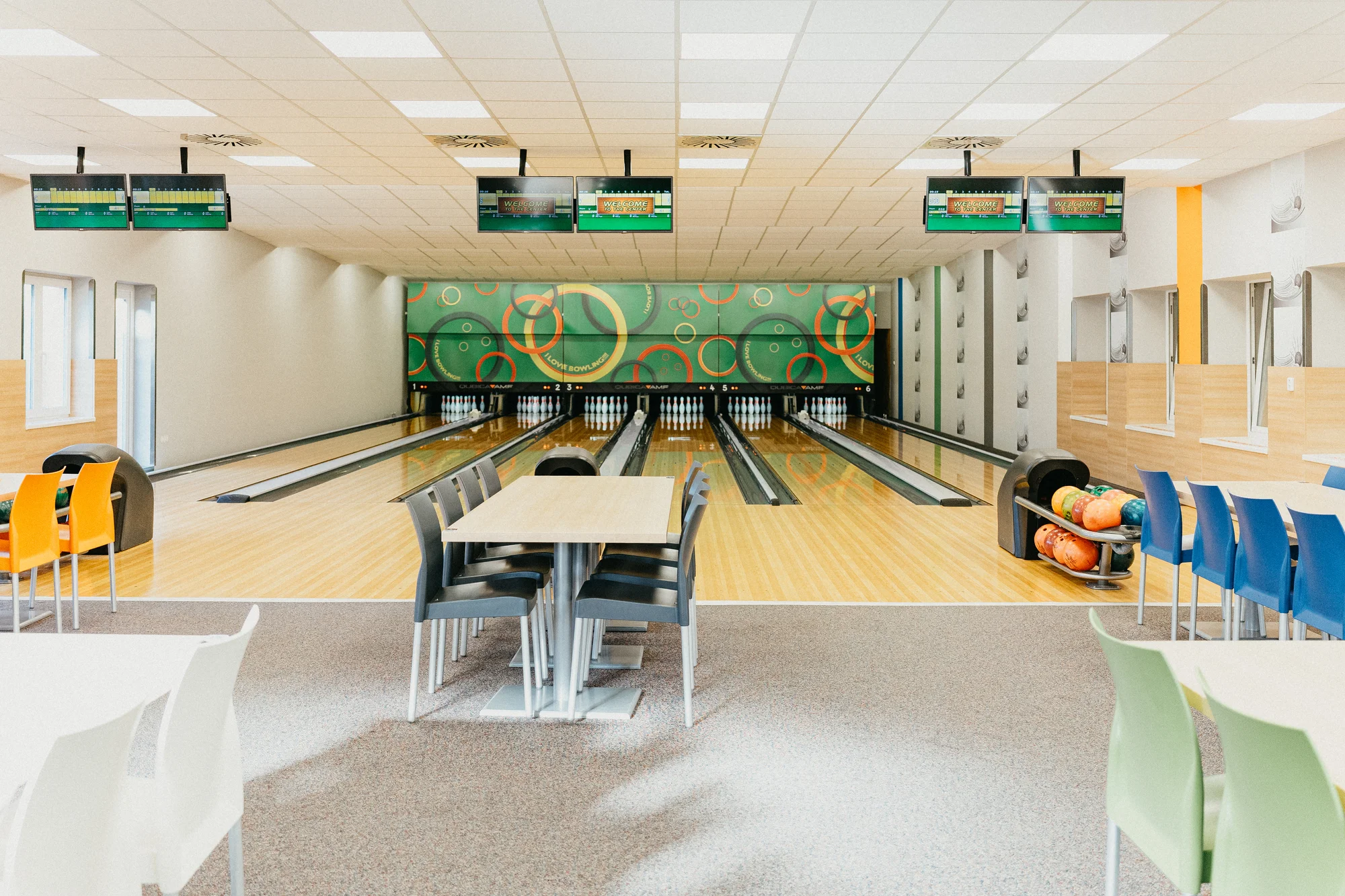 Až dvě hodiny bowlingu pro 2–8 osob a bramborové lupínky, burgery nebo pizza