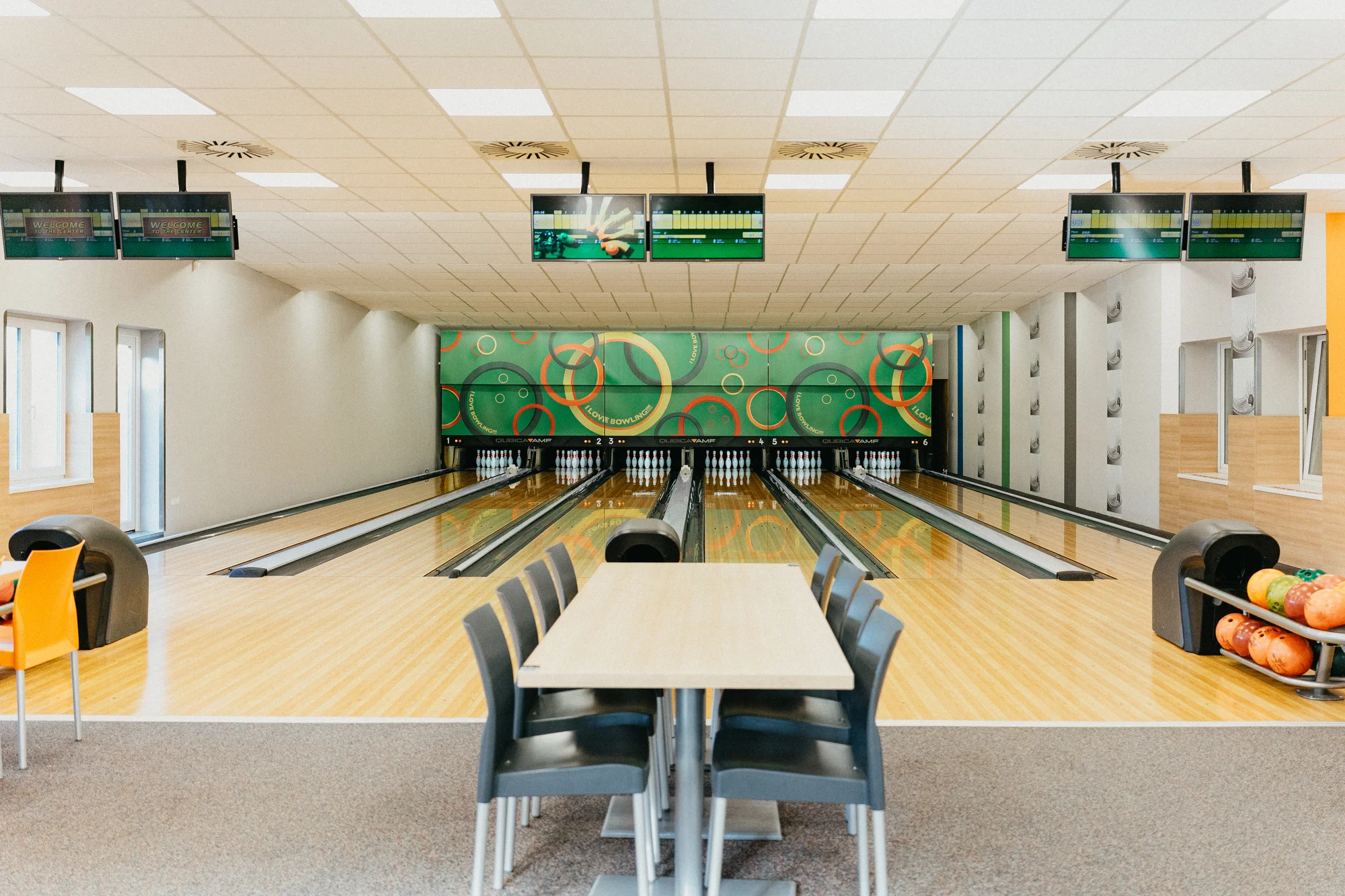 Až dvě hodiny bowlingu pro 2–8 osob a bramborové lupínky, burgery nebo pizza