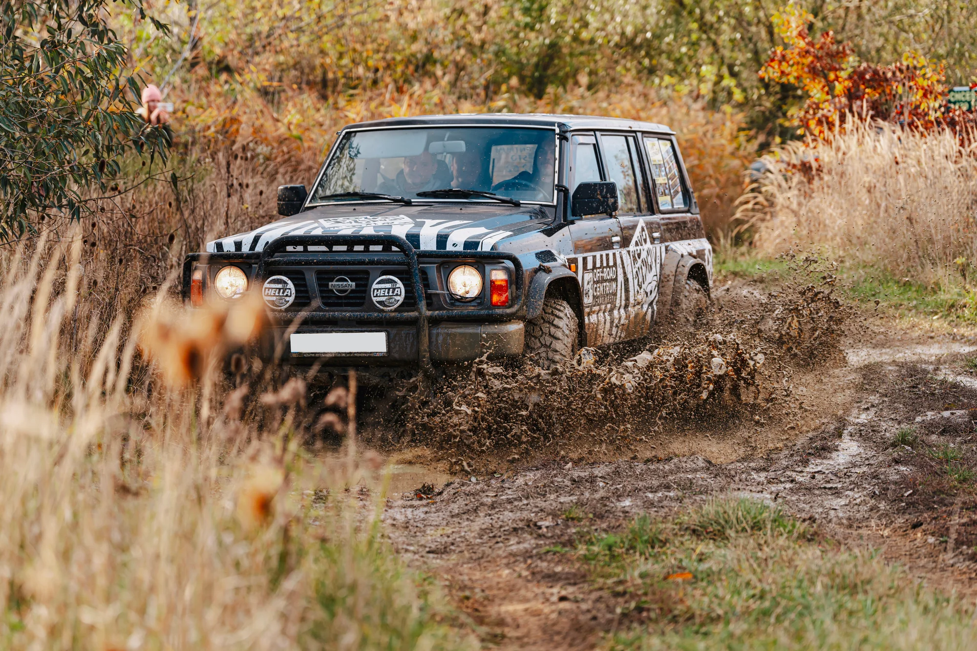 Offroadová jízda ve vozech Nissan Patrol nebo Hummer H2: 10 minut se vezete, 30 minut řídíte