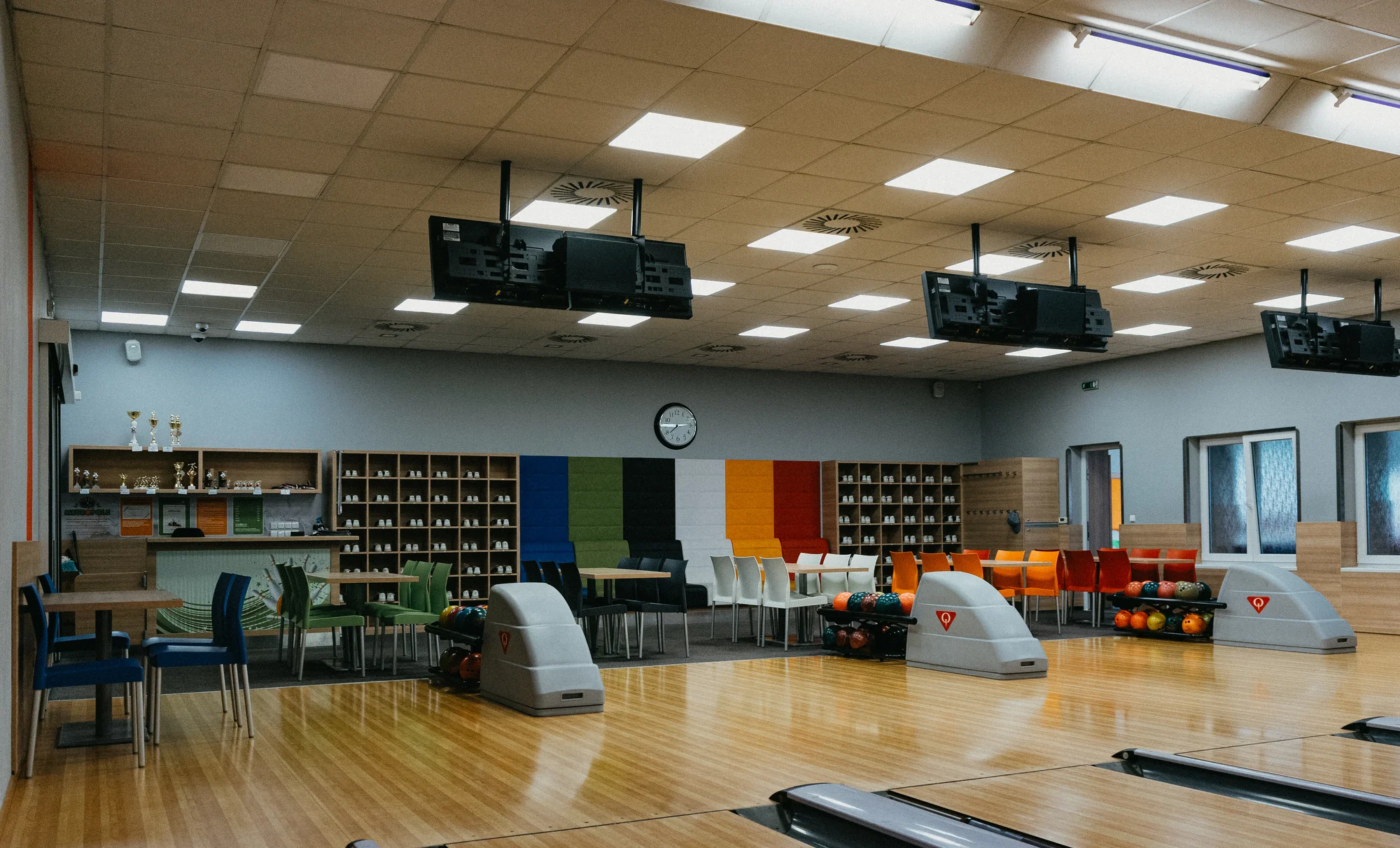 Až dvě hodiny bowlingu pro 2–8 osob a bramborové lupínky, burgery nebo pizza