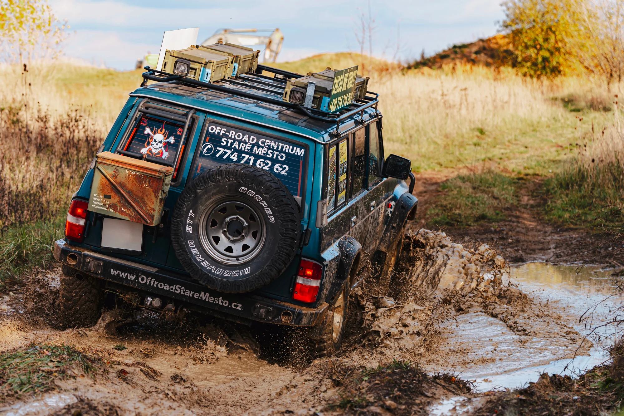 Offroadová jízda ve vozech Nissan Patrol nebo Hummer H2: 10 minut se vezete, 30 minut řídíte
