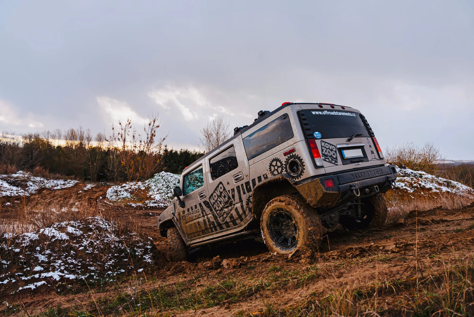 Offroadová jízda ve vozech Nissan Patrol nebo Hummer H2: 10 minut se vezete, 30 minut řídíte