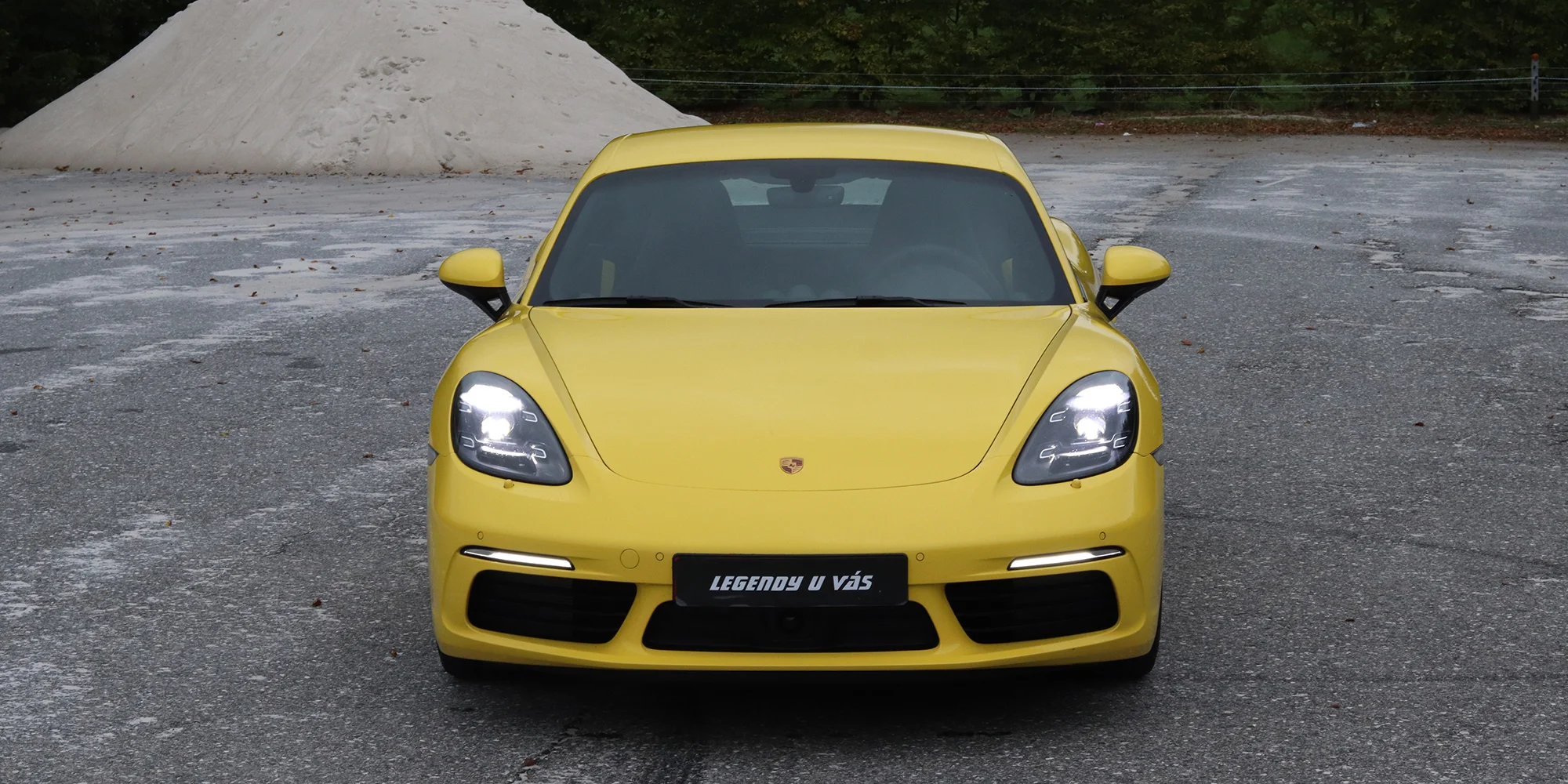 Porsche 718 Cayman S na závodním okruhu